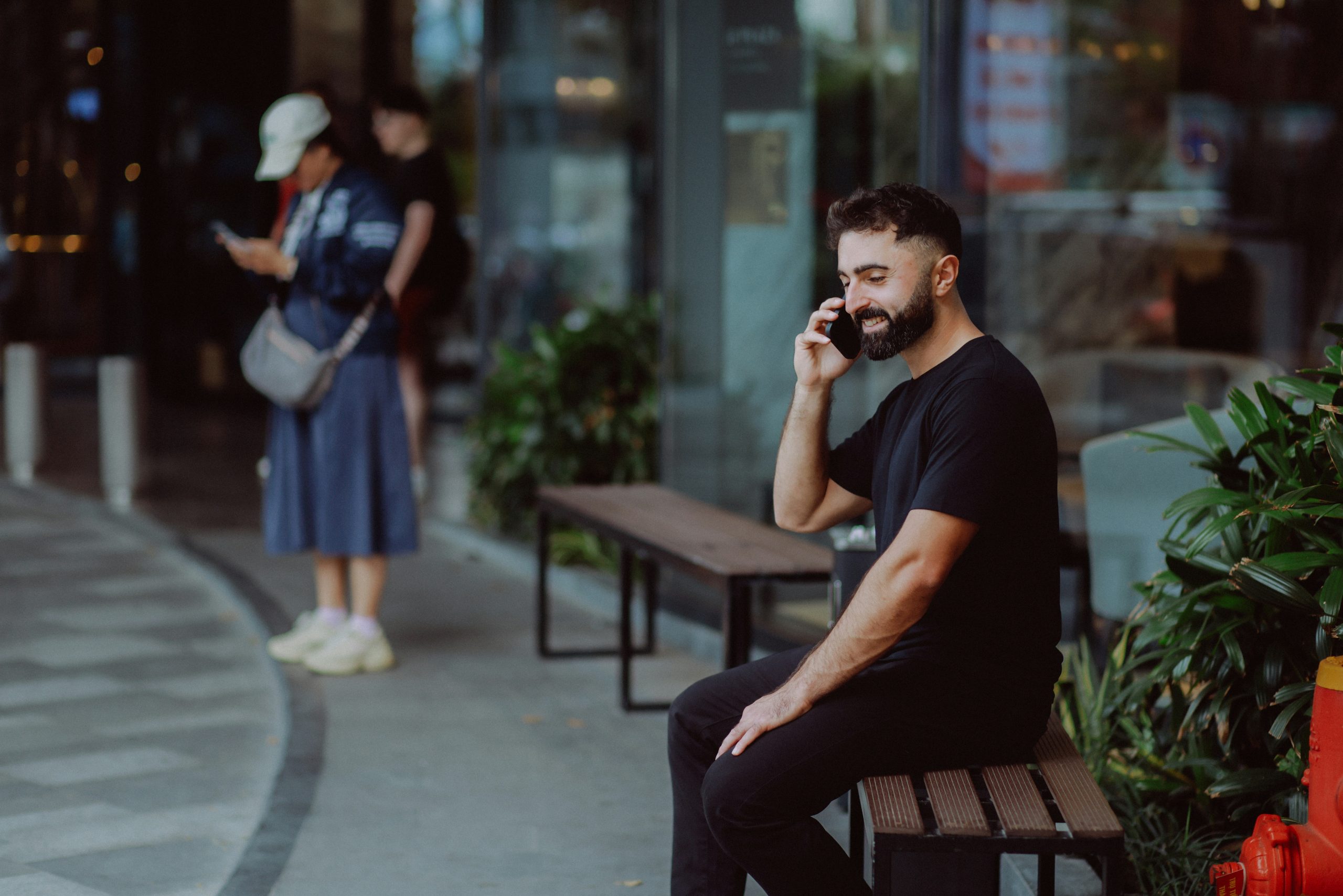 Cảnh giác sàn 'bếp' Người dùng nhận một cuộc gọi điện thoại đáng ngờ, minh họa dấu hiệu nhận biết sàn 'bếp' hoặc sàn lừa đảo với các lời hứa hẹn lợi nhuận ảo.