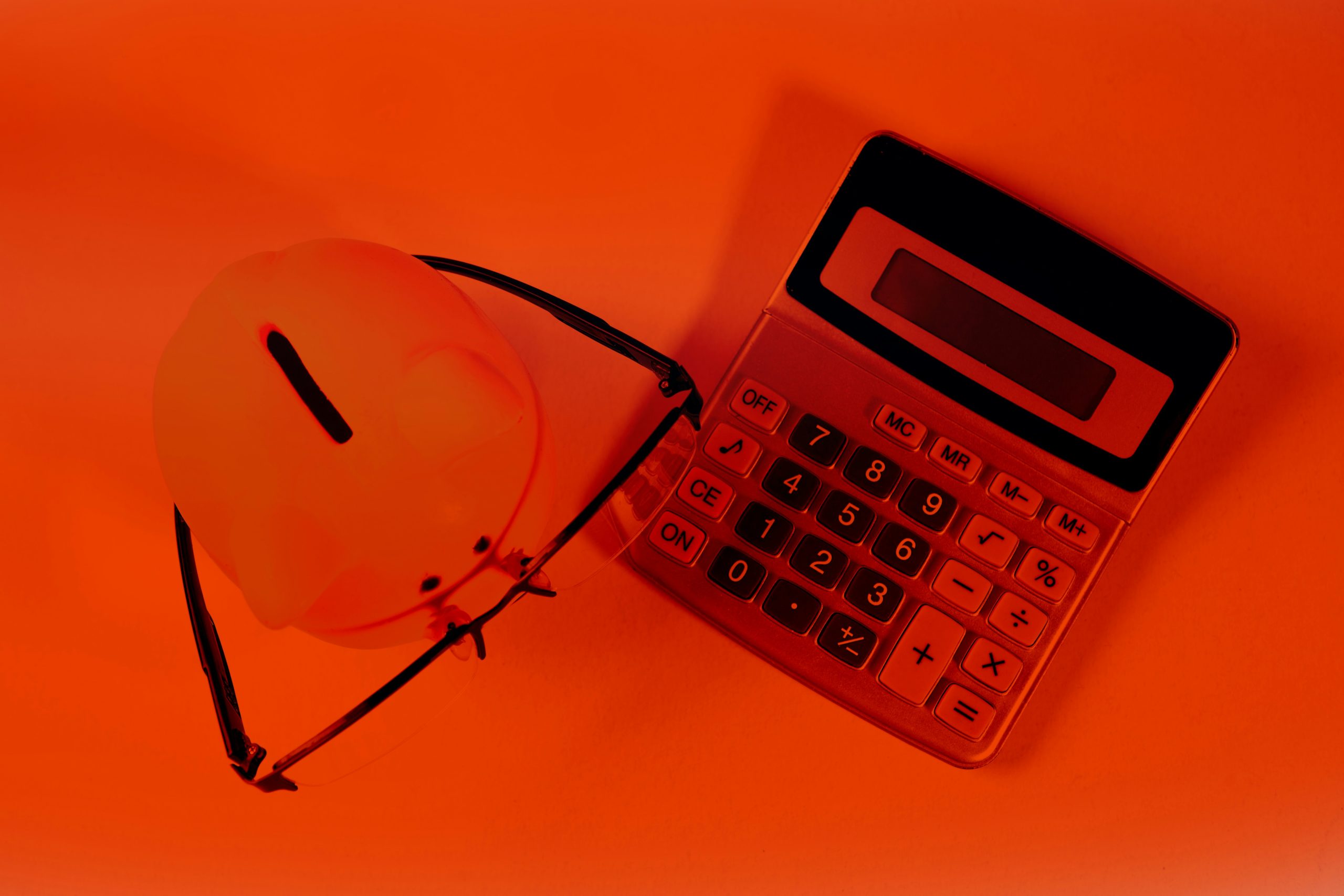 Các giấy tờ tài chính, máy tính xách tay và sổ sách liên quan đến việc quản lý nợ và tiết kiệm, minh họa việc lập kế hoạch tài chính bền vững để đạt được mục tiêu dài hạn.