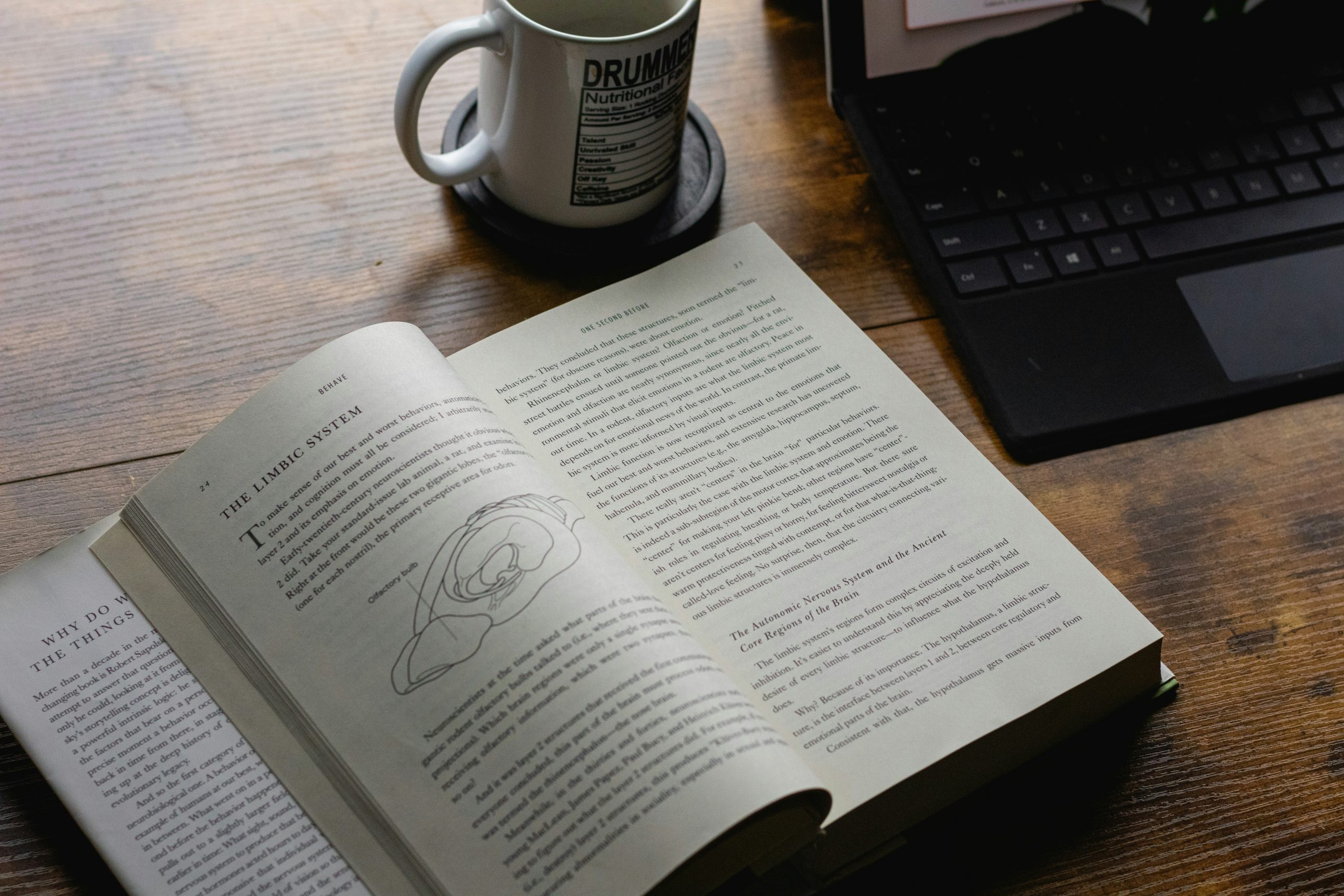 Người đang ghi chép vào sổ tay bên cạnh máy tính có phần mềm giao dịch, thể hiện lộ trình thực hành bài bản để làm chủ thời gian giao dịch Forex và đạt tự do tài chính.