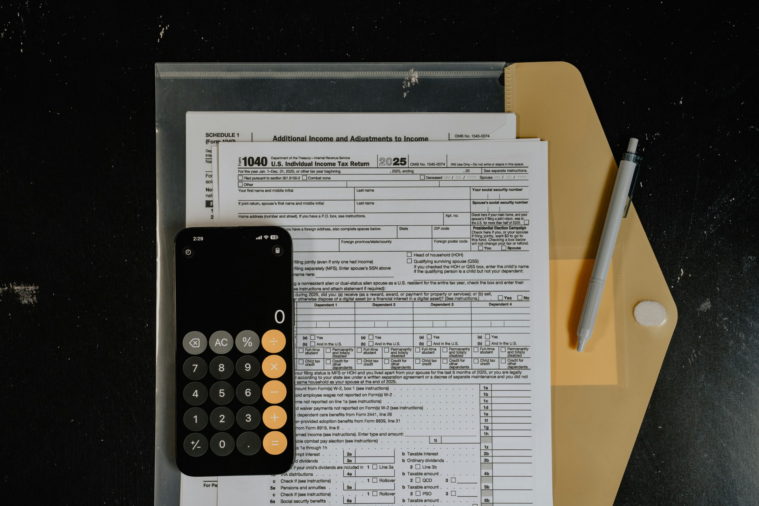 Quy định pháp lý tự doanh Hình ảnh minh họa các quy định pháp lý chặt chẽ đối với hoạt động tự doanh chứng khoán tại Việt Nam, nhấn mạnh sự cần thiết của giấy phép, hạn mức đầu tư và tách biệt tài sản để đảm bảo minh bạch, tuân thủ Luật Chứng khoán.