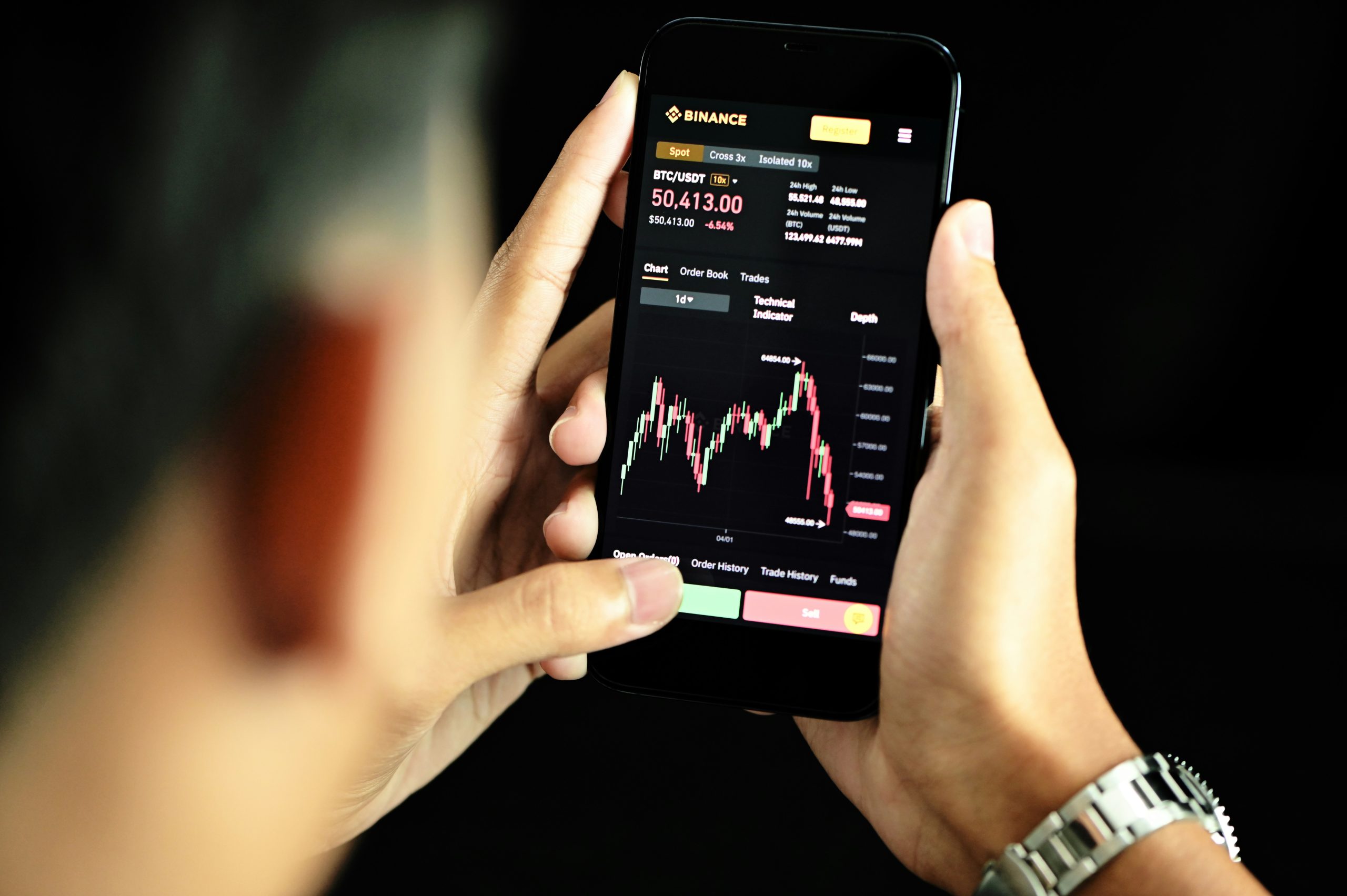 Màn hình điện thoại hiển thị ứng dụng Copytrade, giúp người bận rộn tự động sao chép giao dịch của chuyên gia.