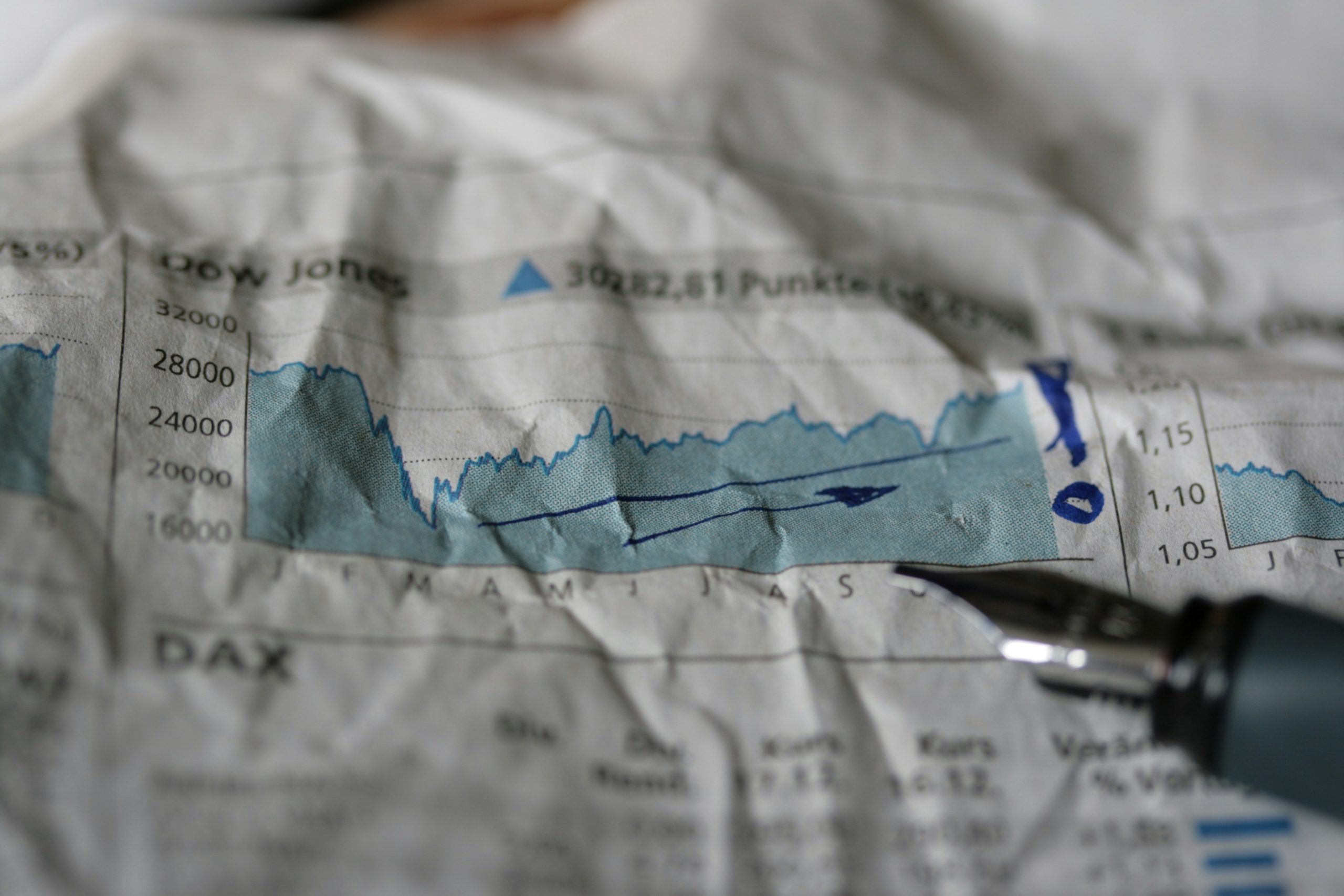 Người đang phân tích biểu đồ tài chính cho giao dịch swing, thể hiện phương pháp phù hợp với người bận rộn.