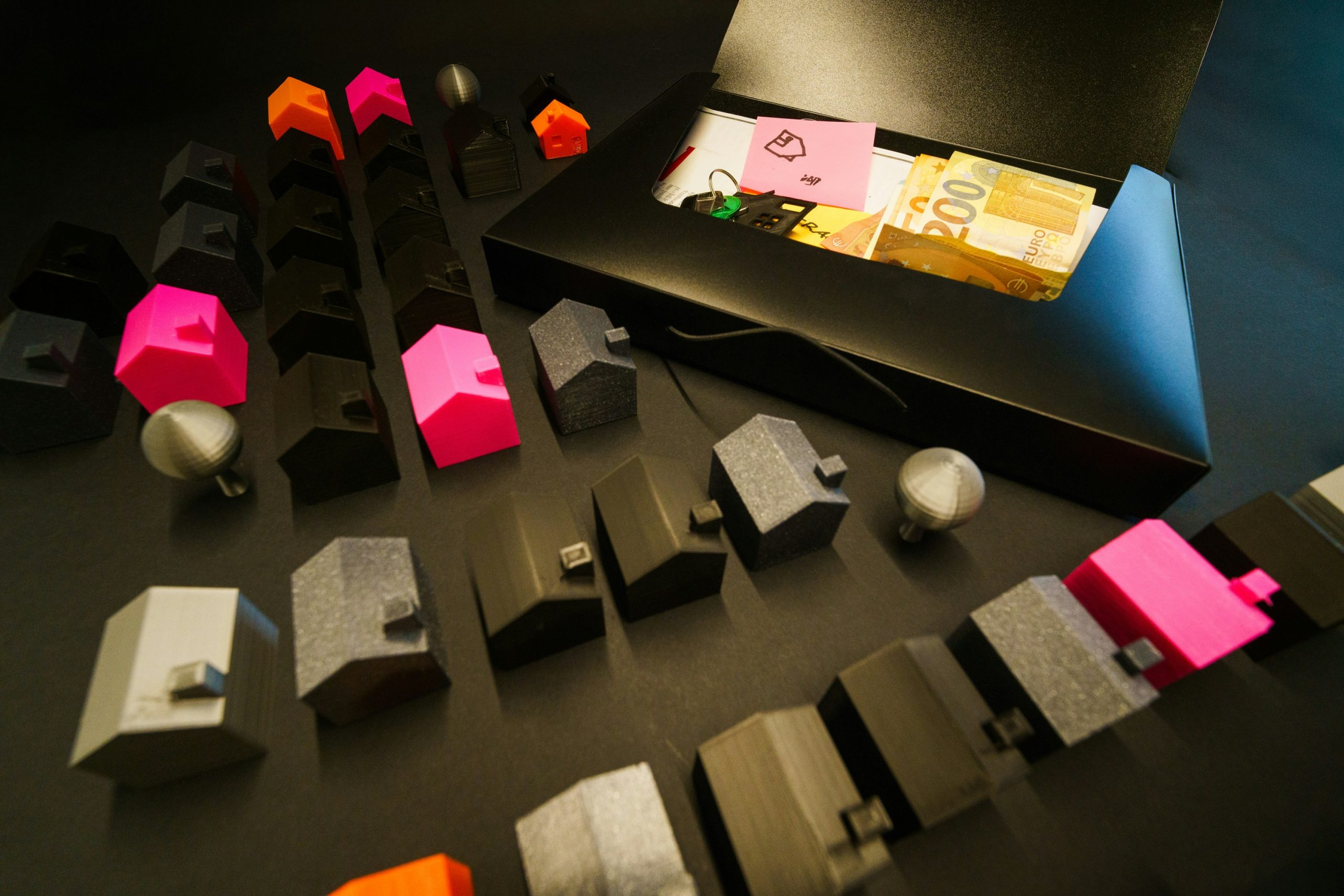 Người đang nghiên cứu tài liệu đầu tư bất động sản, thể hiện sự tìm hiểu nền tảng trước khi tham gia thị trường.