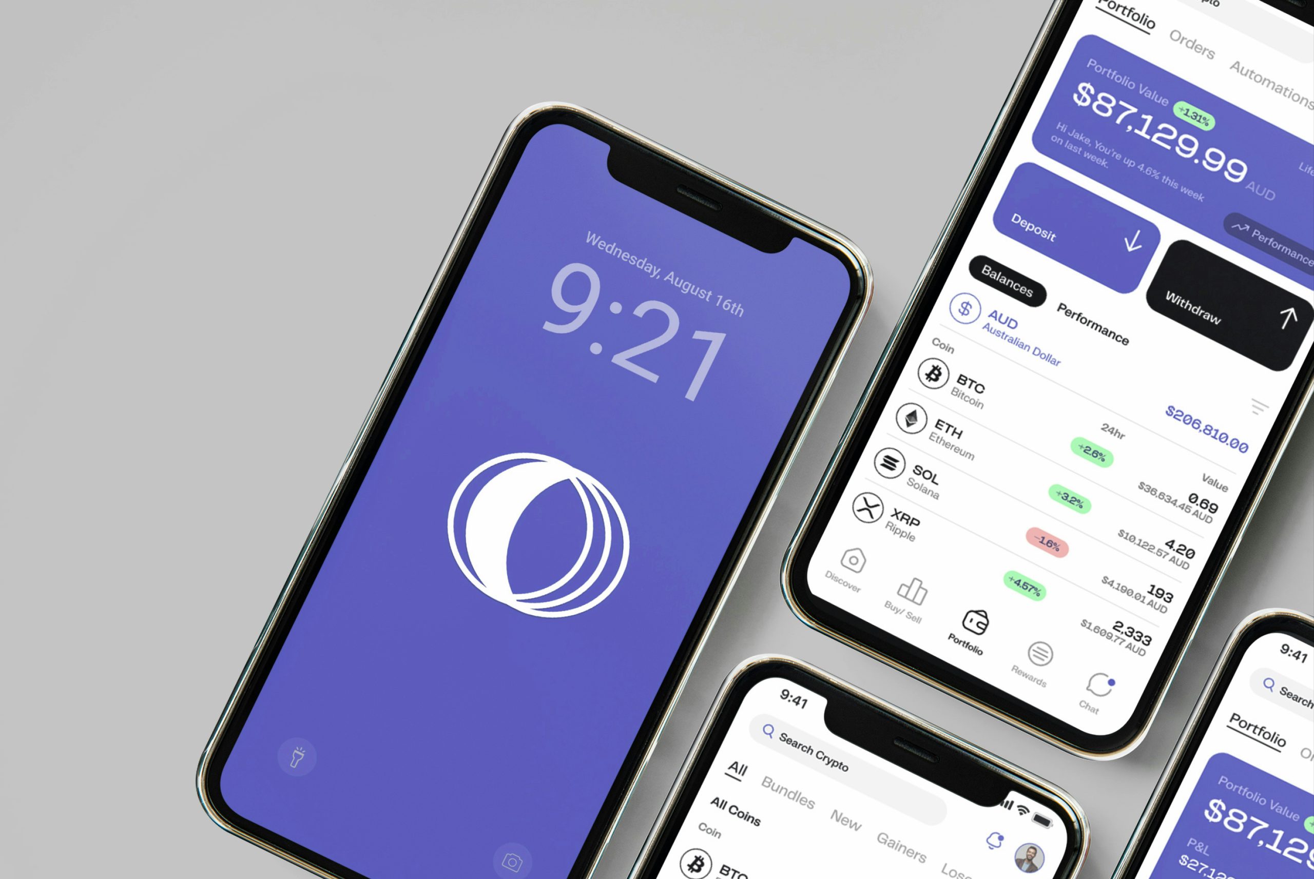Tự động hóa tiết kiệm Màn hình điện thoại hiển thị ứng dụng ngân hàng với cài đặt chuyển tiền tự động sang tài khoản tiết kiệm, minh họa kỹ thuật 'tiết kiệm trước, chi tiêu sau' để quản lý thu nhập hiệu quả.