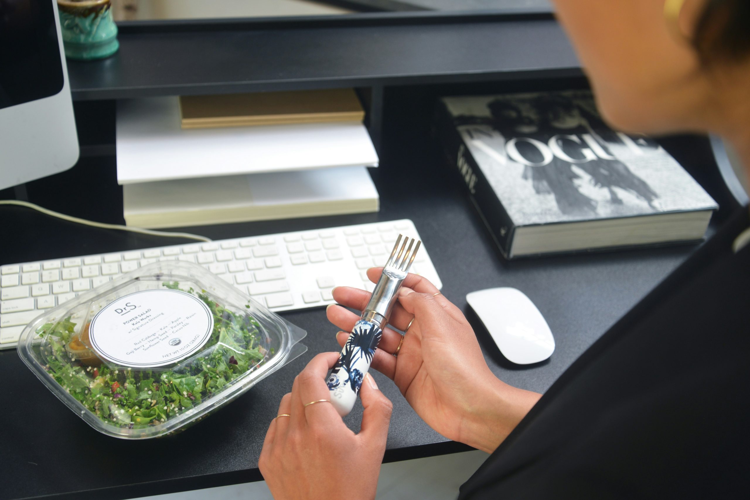 Thách thức tài chính bận rộn Nhân viên văn phòng bận rộn đặt đồ ăn trực tuyến, minh họa thách thức tài chính khi chi trả quá nhiều cho sự tiện lợi do quỹ thời gian eo hẹp.