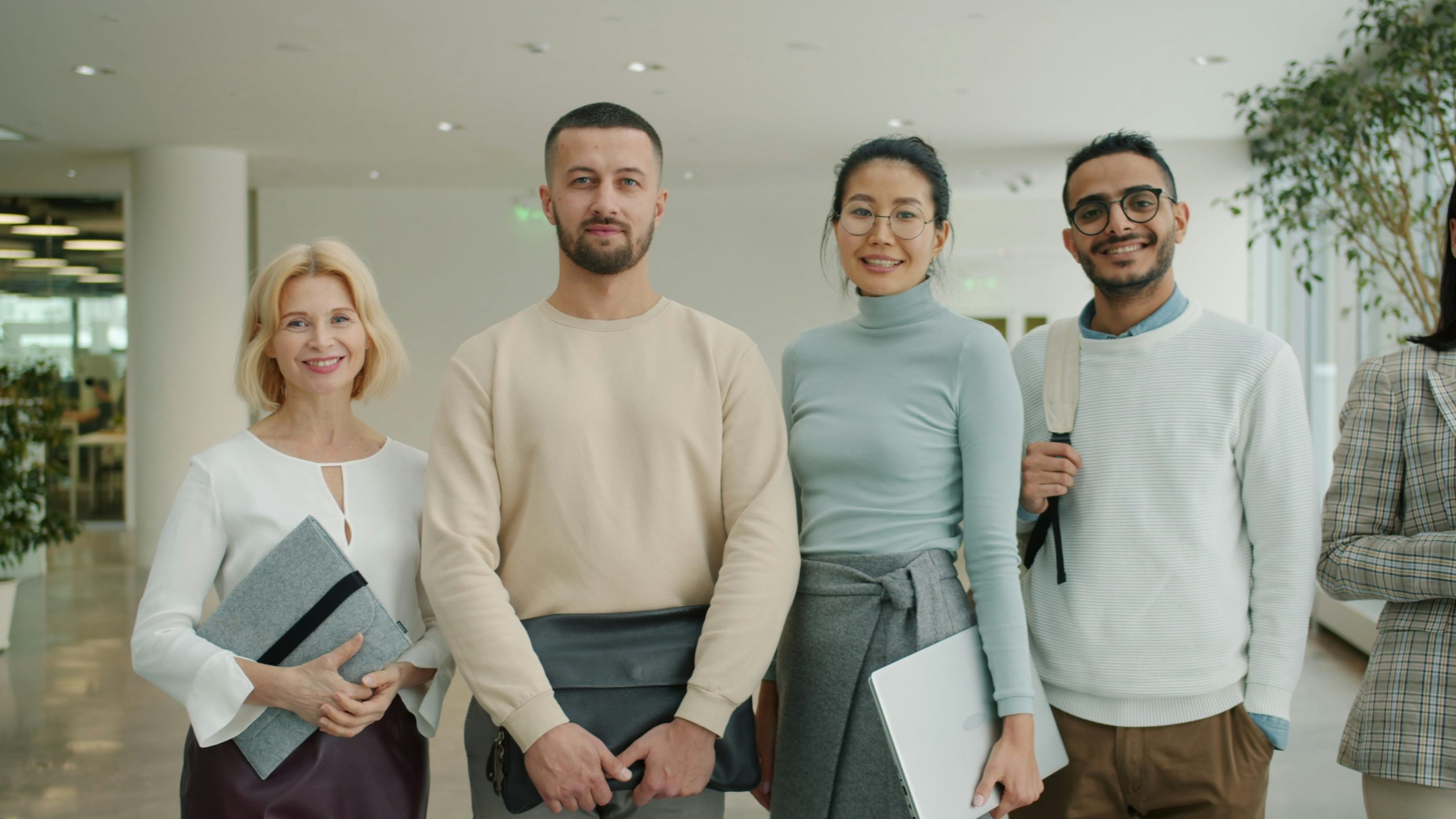 Một nhóm chuyên gia đa dạng đang thảo luận trong văn phòng hiện đại, đại diện cho những đối tượng phù hợp với AI Prop Firm.