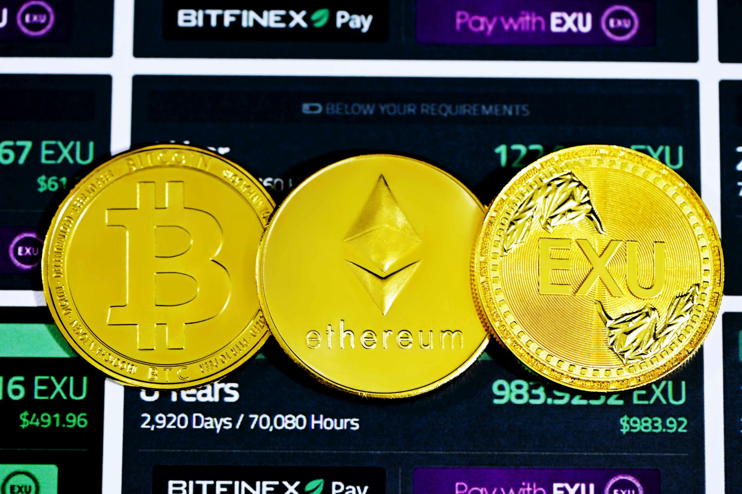 Màn hình điện thoại hiển thị ứng dụng sàn giao dịch tiền điện tử với các mức giá khác nhau, minh họa sự chênh lệch giữa các sàn.