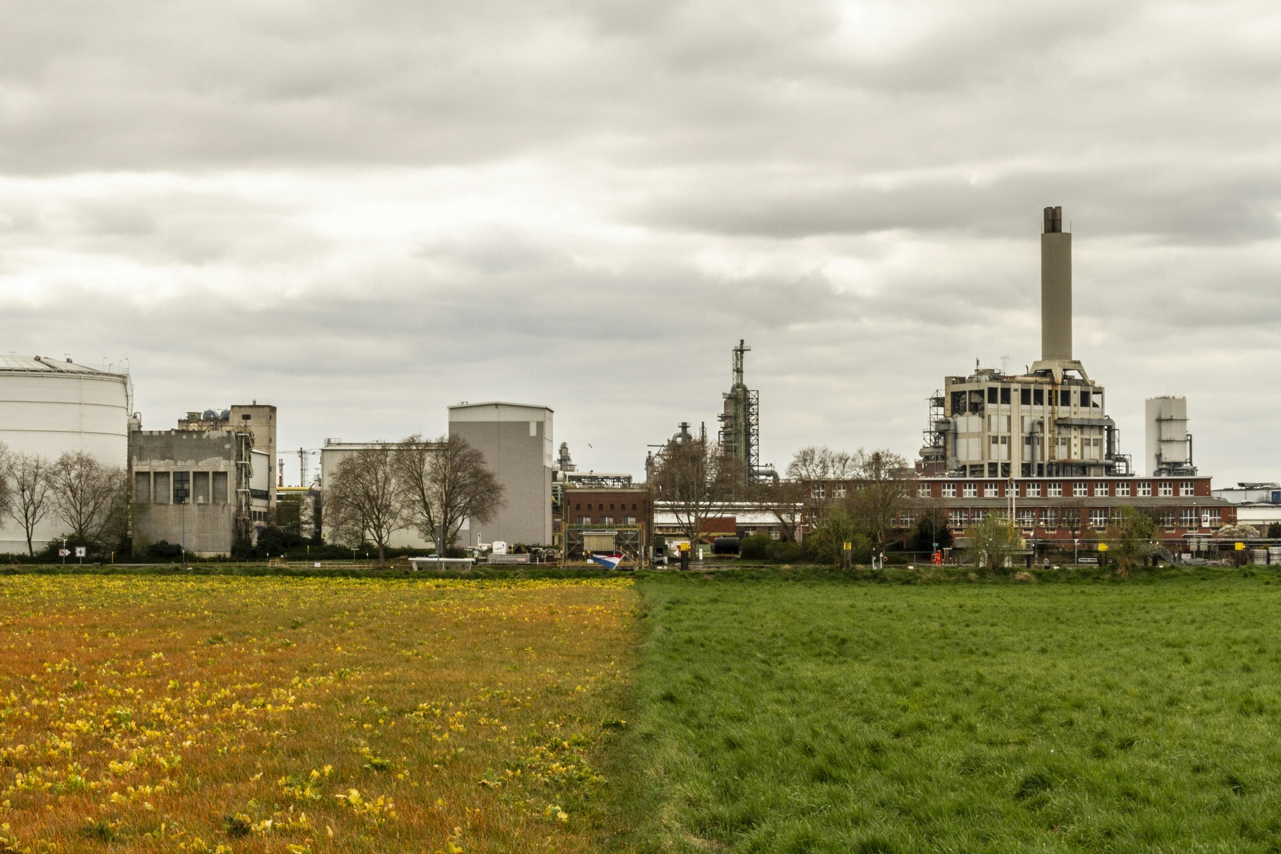 Biểu tượng so sánh giữa mô hình nhà máy công nghiệp và khu nghỉ dưỡng du lịch, minh họa lợi nhuận và rủi ro của hai loại hình bất động sản.