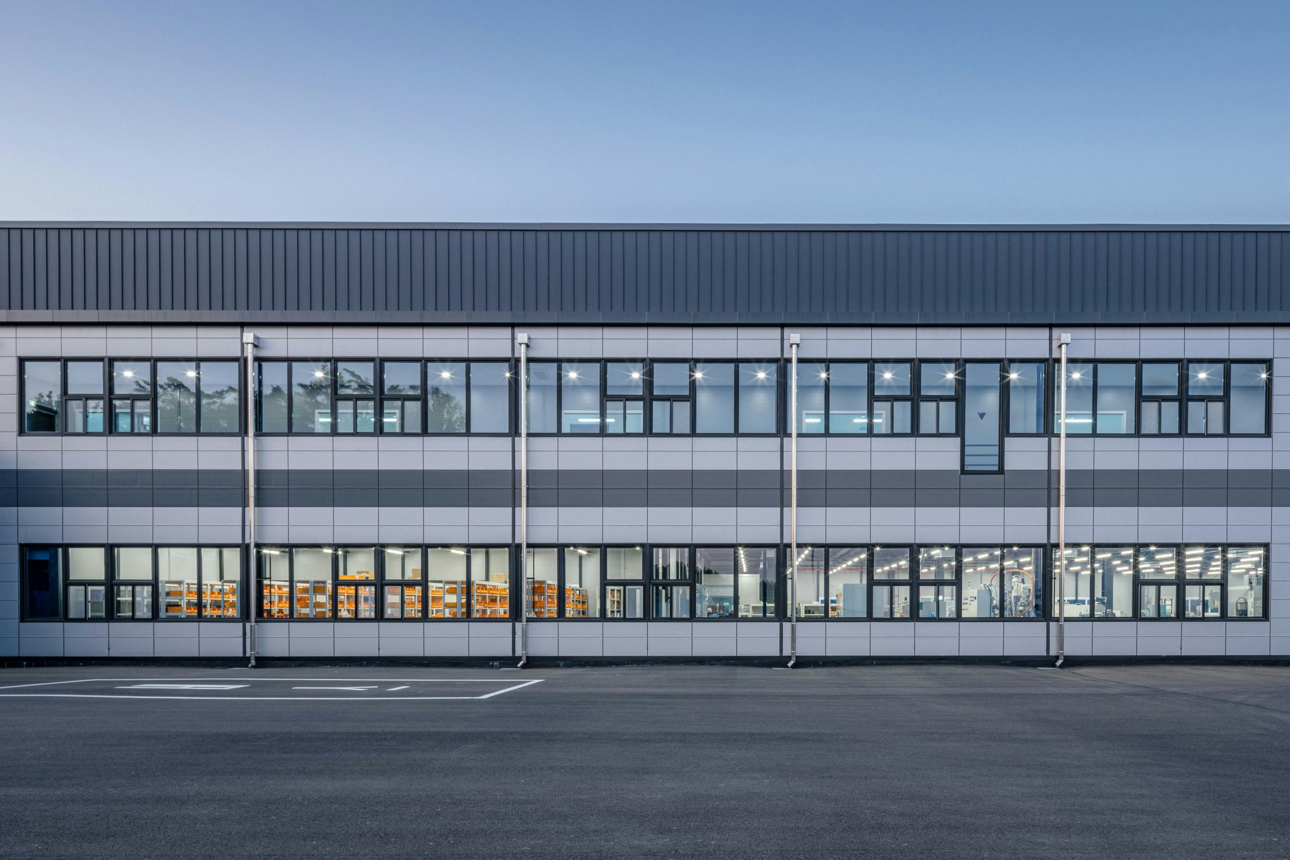 Mặt tiền sạch sẽ của một nhà xưởng xây sẵn, cho thấy một trong các loại hình phổ biến của bất động sản công nghiệp.