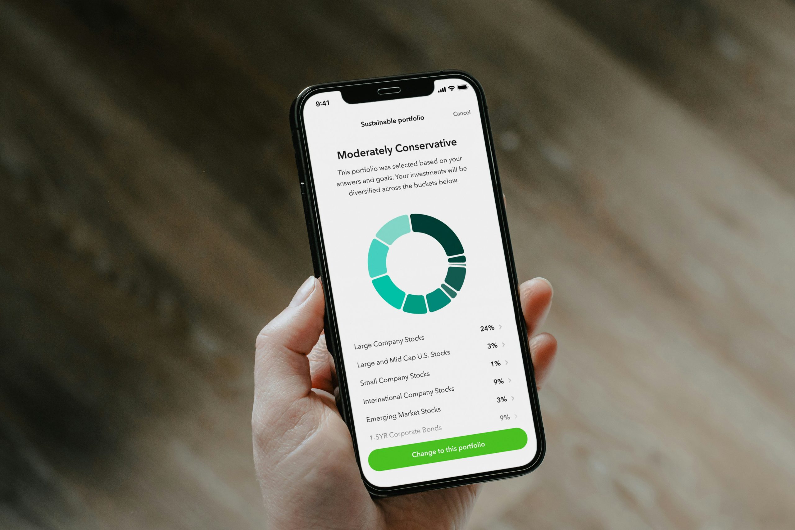 Sử dụng ứng dụng quản lý tài chính trên điện thoại để theo dõi thu chi, lập ngân sách và đưa ra quyết định tài chính sáng suốt.