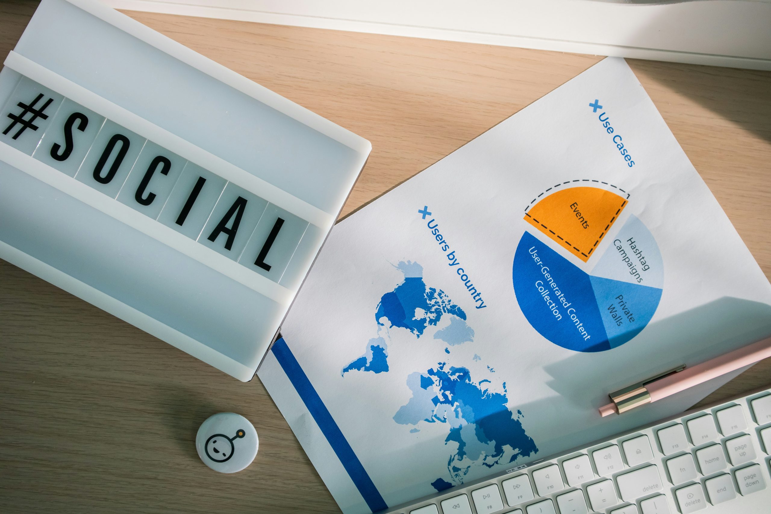 Tâm lý FOMO ảnh hưởng đến quyết định chi tiêu của người trẻ, thể hiện qua sự lo lắng về việc bỏ lỡ các trải nghiệm và món đồ đắt tiền.