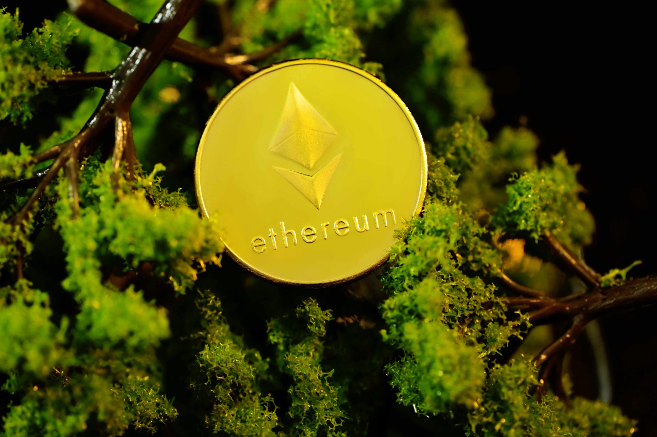 Minh họa quá trình chuyển đổi của Ethereum sang Proof of Stake, nhấn mạnh việc giảm tiêu thụ năng lượng và hướng tới tương lai bền vững.
