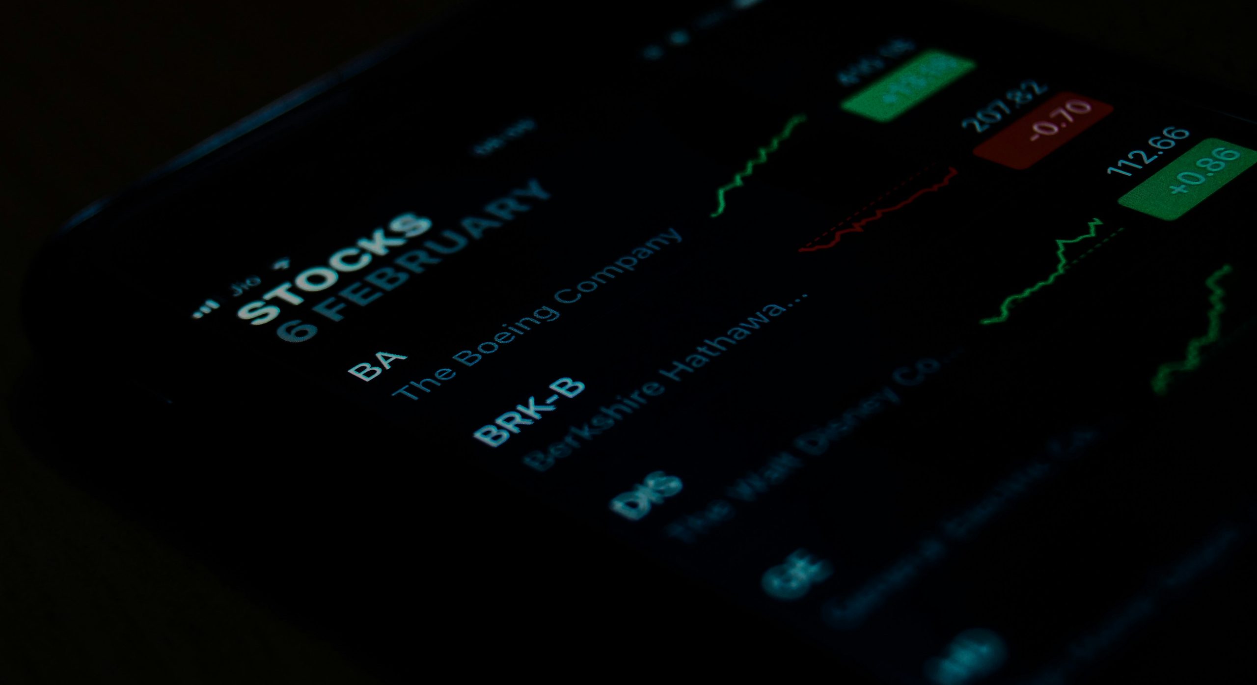 Người đang xem biểu đồ giao dịch Forex trên nhiều màn hình, thể hiện sự năng động của thị trường toàn cầu.