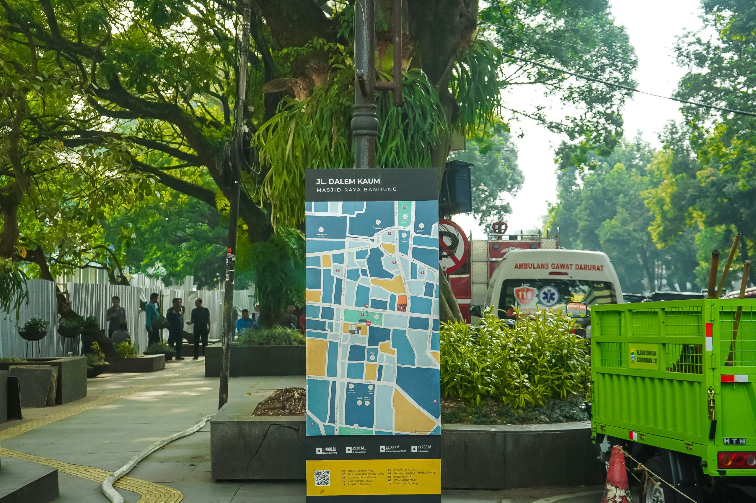 Bản đồ quy hoạch đô thị với các tuyến đường giao thông và khu vực phát triển được đánh dấu, nhấn mạnh tầm quan trọng của phân tích quy hoạch.