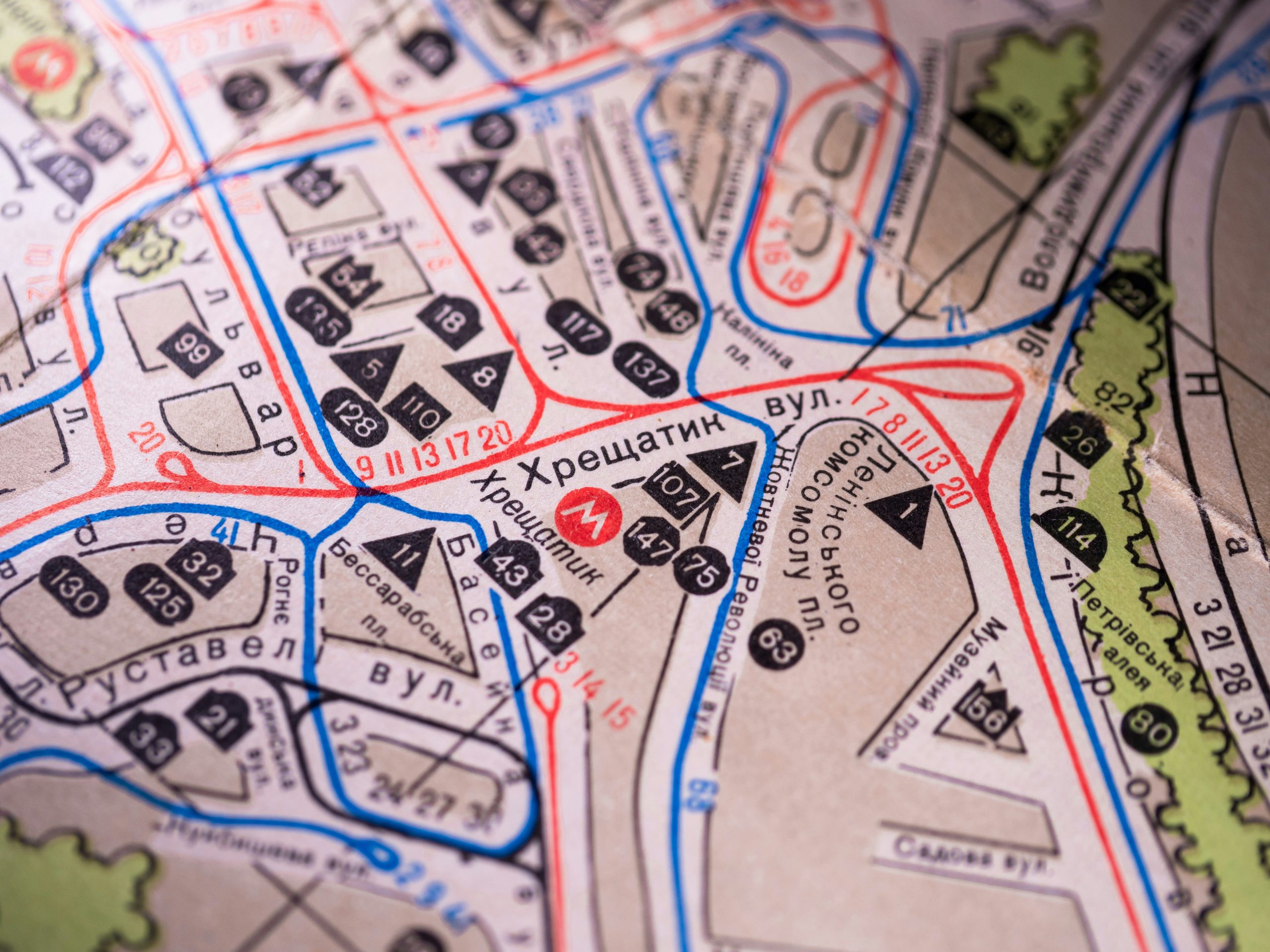 Hình ảnh minh họa các yếu tố cốt lõi tạo nên giá trị bất động sản, với bản đồ quy hoạch khu vực và các chỉ số về hạ tầng, vị trí đắc địa và tính pháp lý.