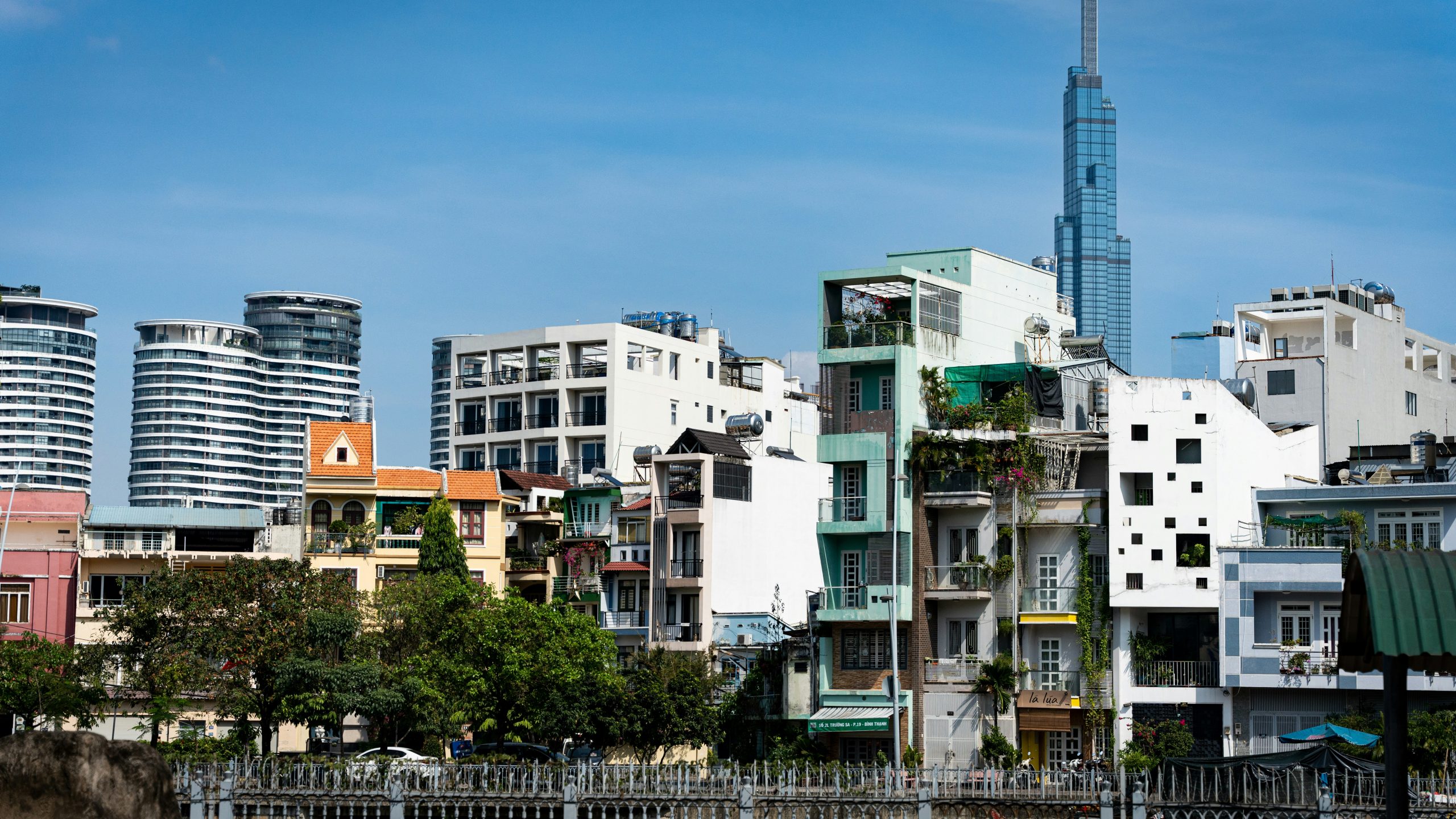 Hình ảnh tổng hợp các loại hình bất động sản phổ biến tại Việt Nam như đất nền, căn hộ chung cư, nhà phố và shophouse, mỗi loại mang lại tiềm năng sinh lời khác nhau.