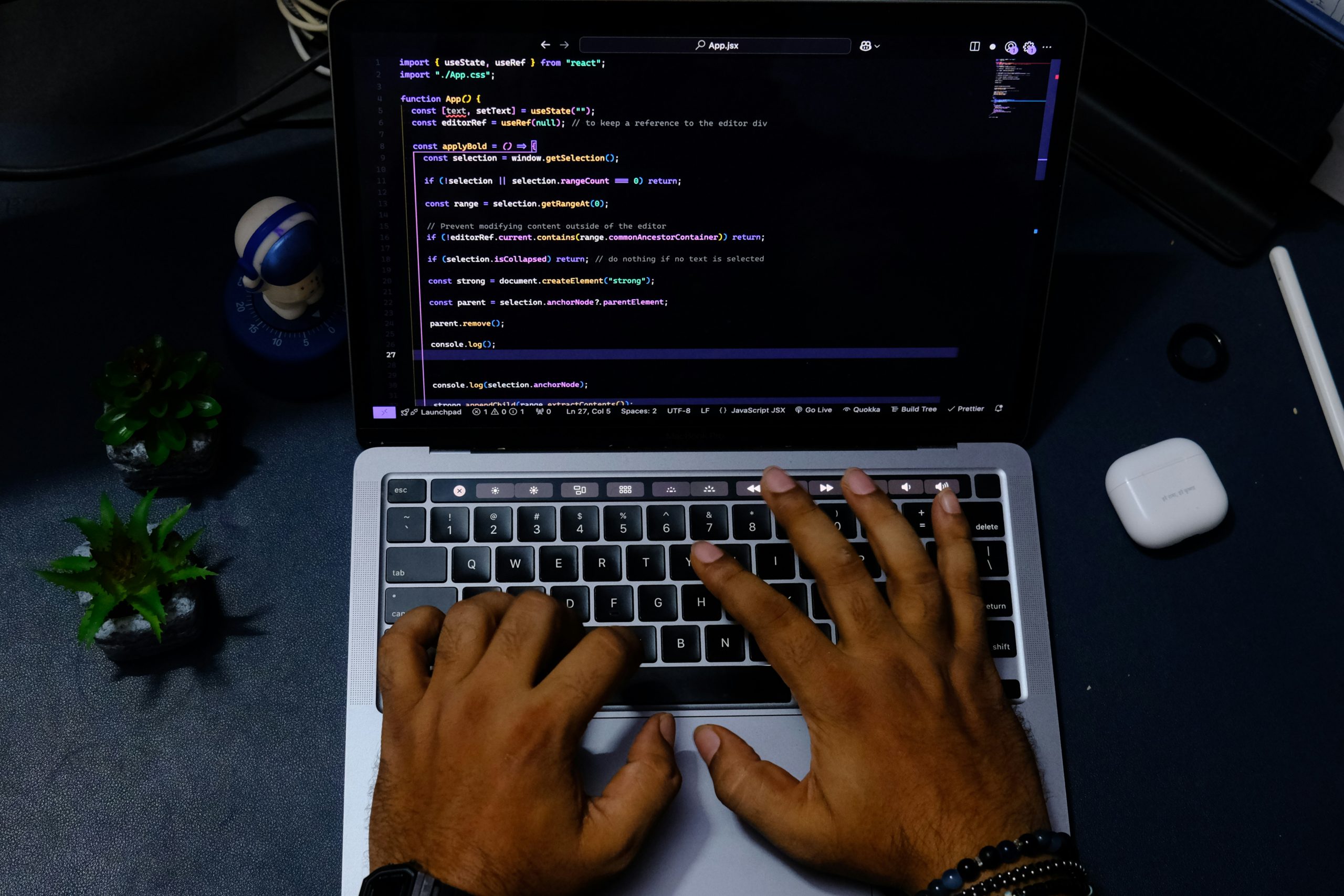 Hình ảnh bàn tay đang gõ bàn phím với màn hình hiển thị mã hóa hoặc giao diện kỹ thuật số, tượng trưng cho các chiêu trò lừa đảo công nghệ cao trong Forex.