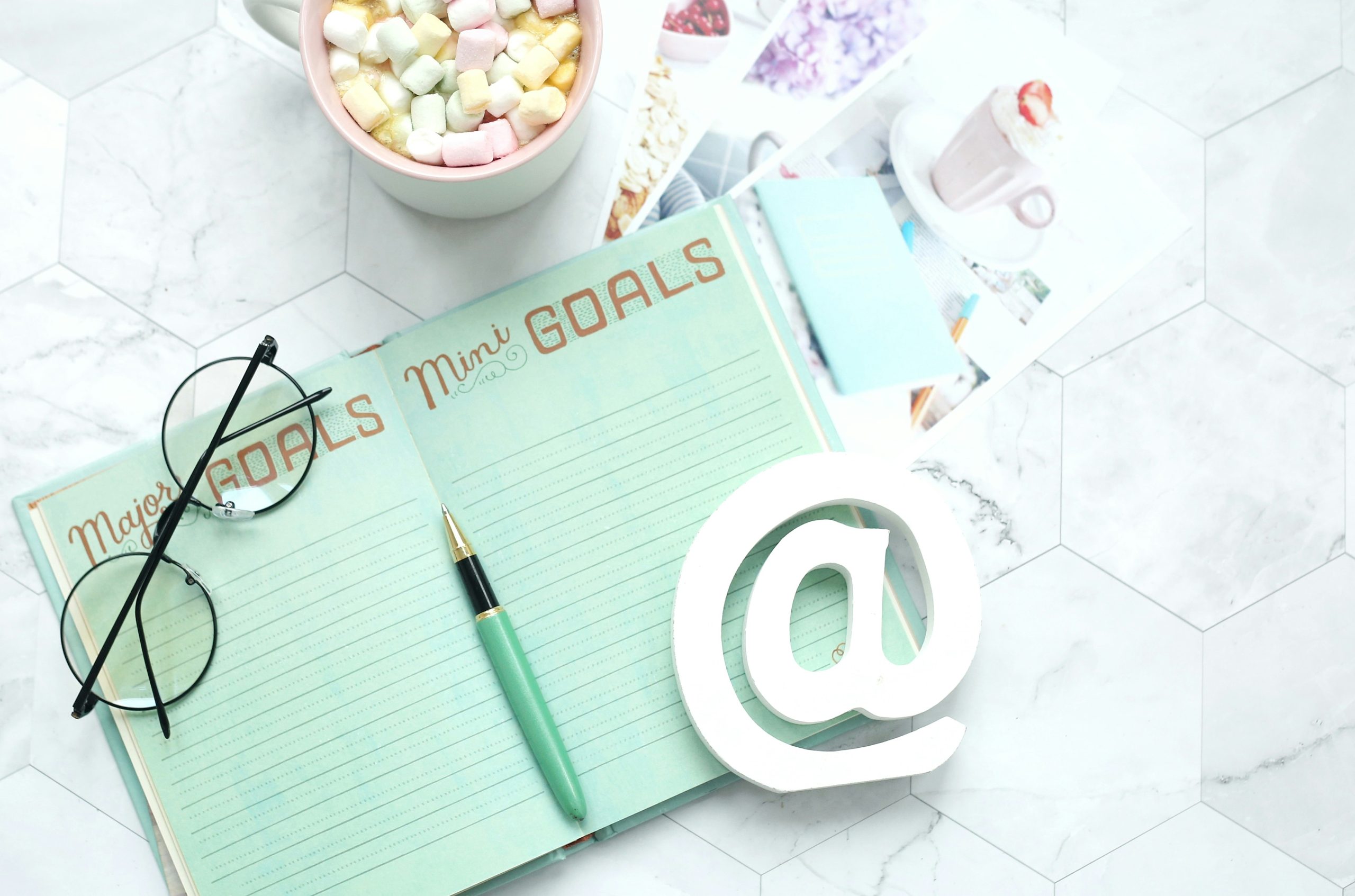 Các tài liệu kế hoạch tài chính với các mục tiêu đầu tư ngắn hạn, dài hạn, dòng tiền và tăng giá được đánh dấu rõ ràng trên bàn làm việc.