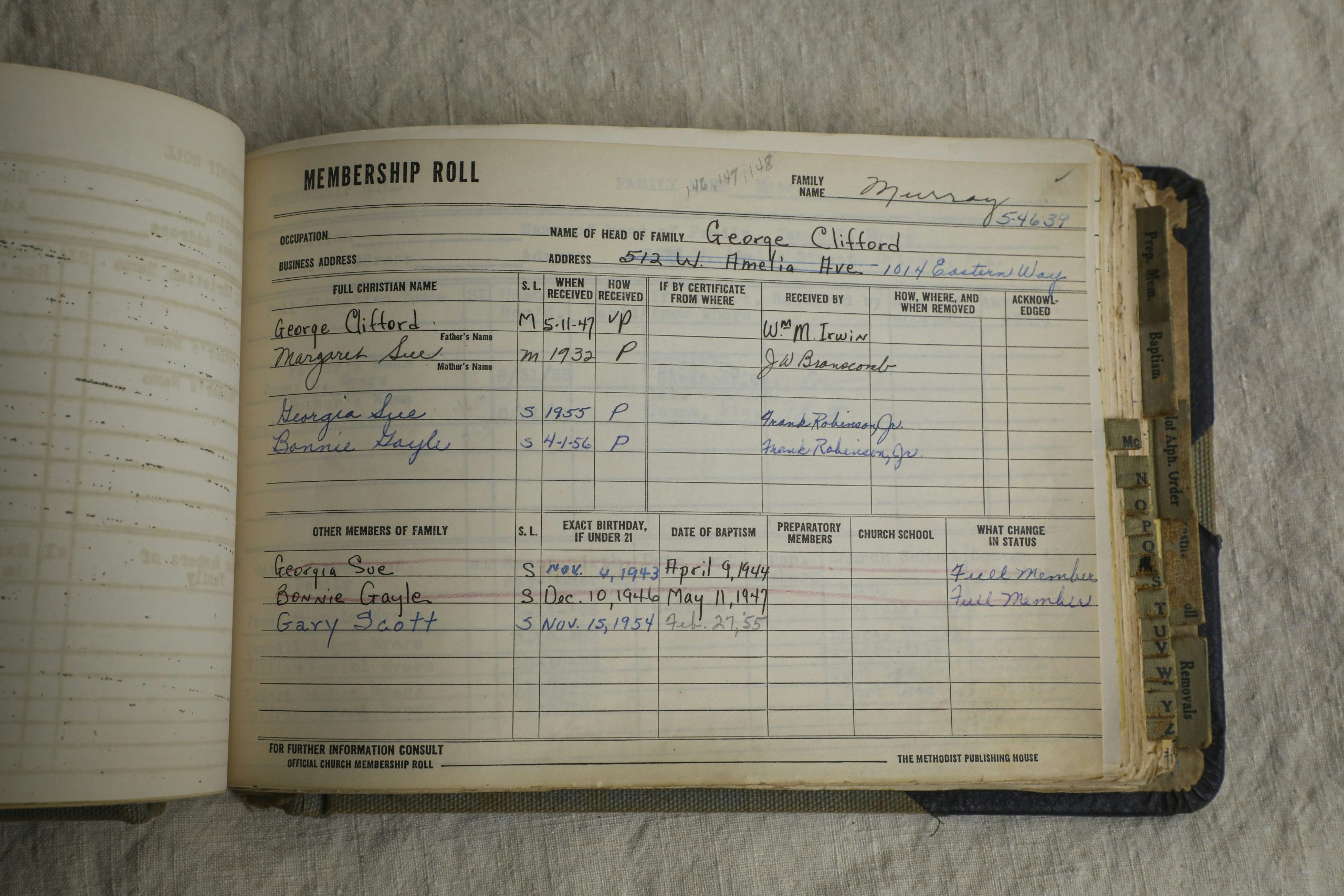 Sổ sách kế toán hoặc bảng tính tài chính hiển thị chi tiết lợi nhuận từ tăng giá vốn và dòng tiền hàng tháng trong đầu tư bất động sản.