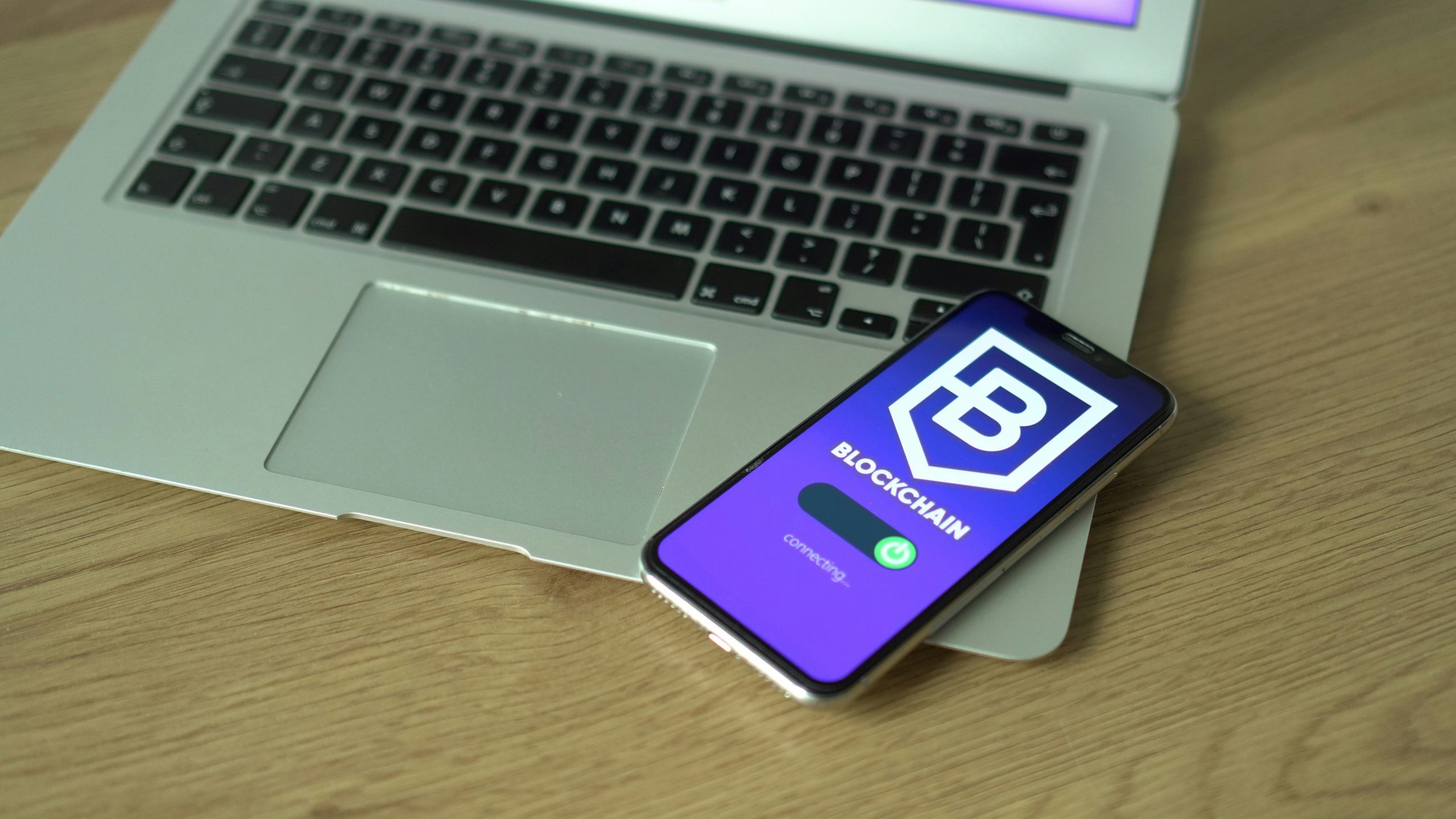 Người dùng đang tìm hiểu về tiền điện tử và công nghệ blockchain trên máy tính, minh họa việc trang bị kiến thức nền tảng trước khi đầu tư.