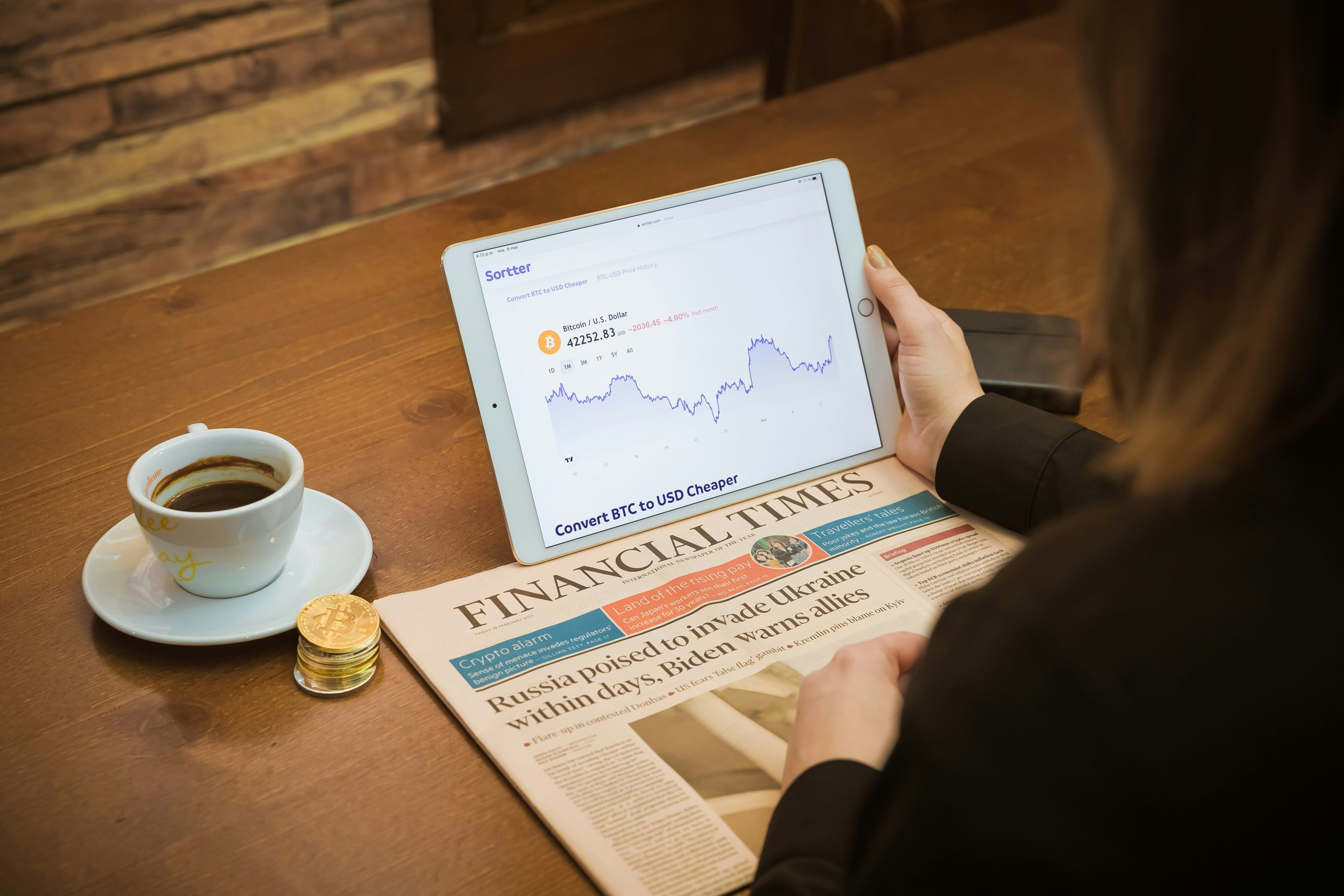 Hình ảnh so sánh giữa sổ thu chi giấy truyền thống và ứng dụng quản lý tài chính trên thiết bị điện tử, thể hiện sự đa dạng của công cụ.