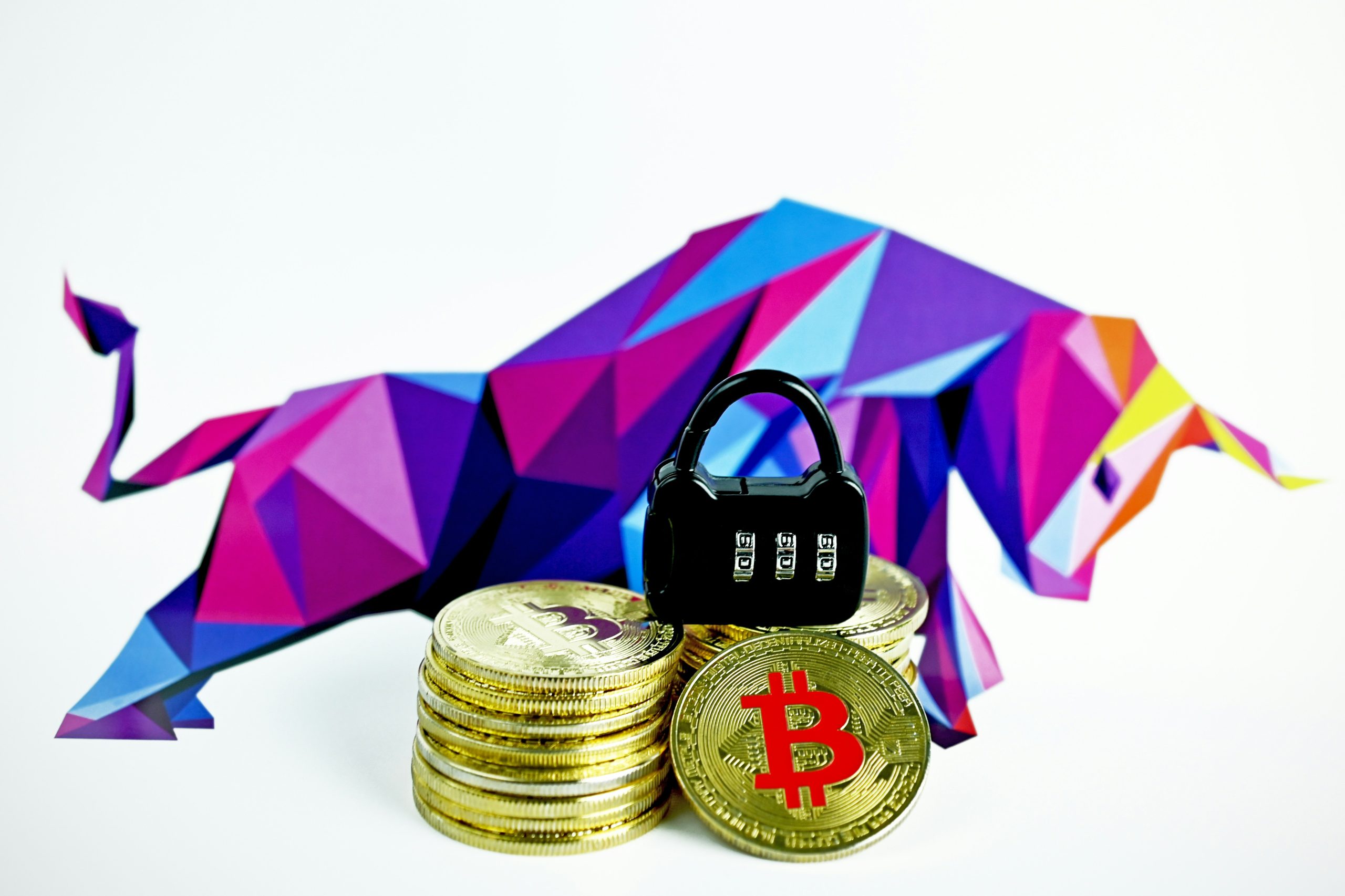 Hình ảnh minh họa quản lý rủi ro trong đầu tư tiền điện tử, với tiền xu và công cụ tính toán.