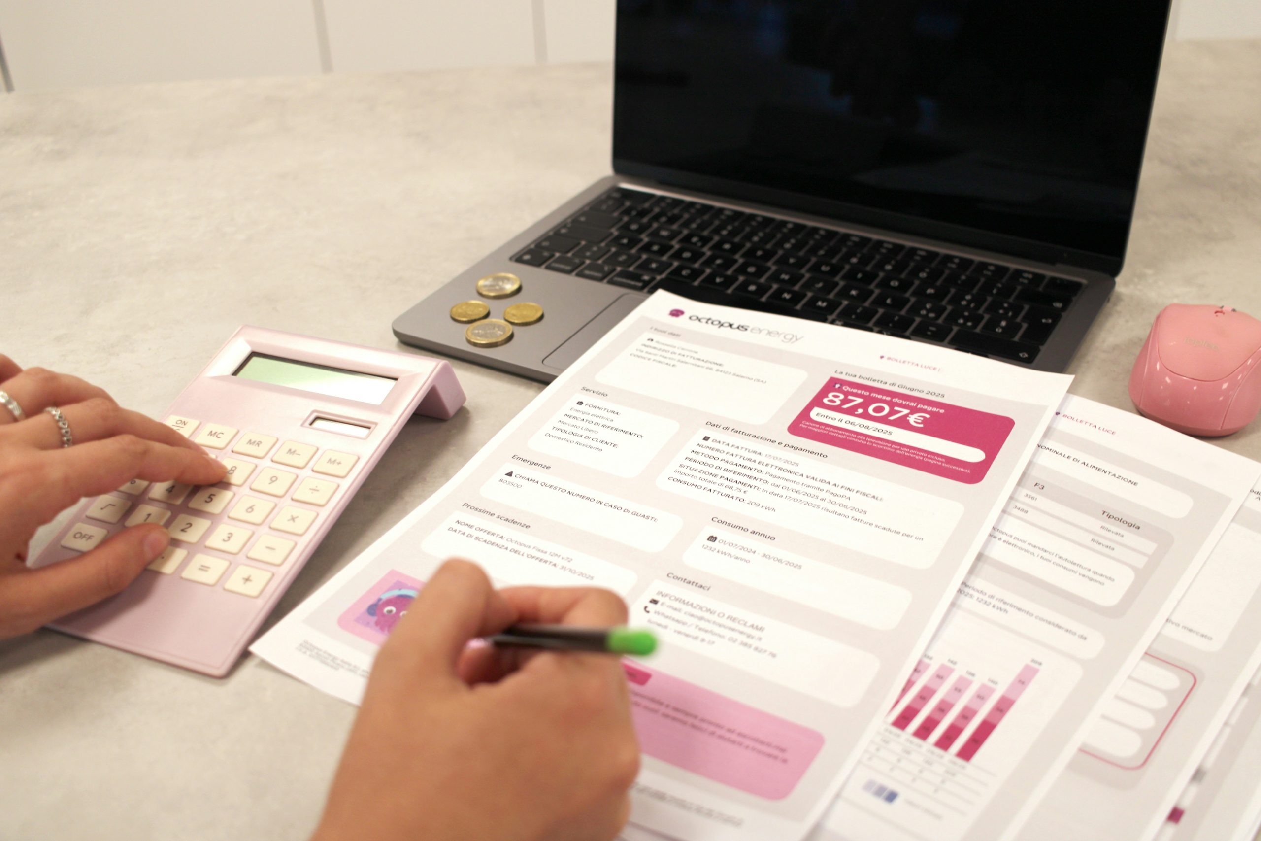 Thiết lập ngân sách hiệu quả Một người đang sử dụng máy tính bảng để thiết lập ngân sách và mục tiêu tài chính rõ ràng, với tiền giấy hoặc tiền xu gần thiết bị.