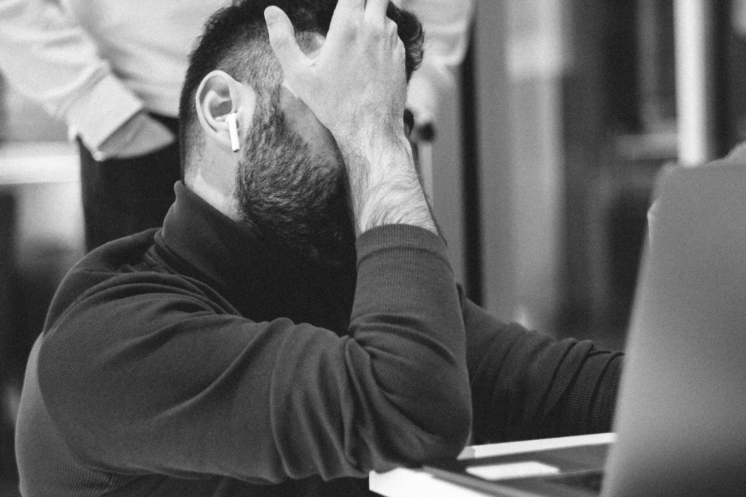 Khó khăn quản lý tài chính Một người đang thể hiện sự thất vọng khi cố gắng quản lý tài chính trên máy tính xách tay, thể hiện sự khó khăn ngay cả khi có ứng dụng.