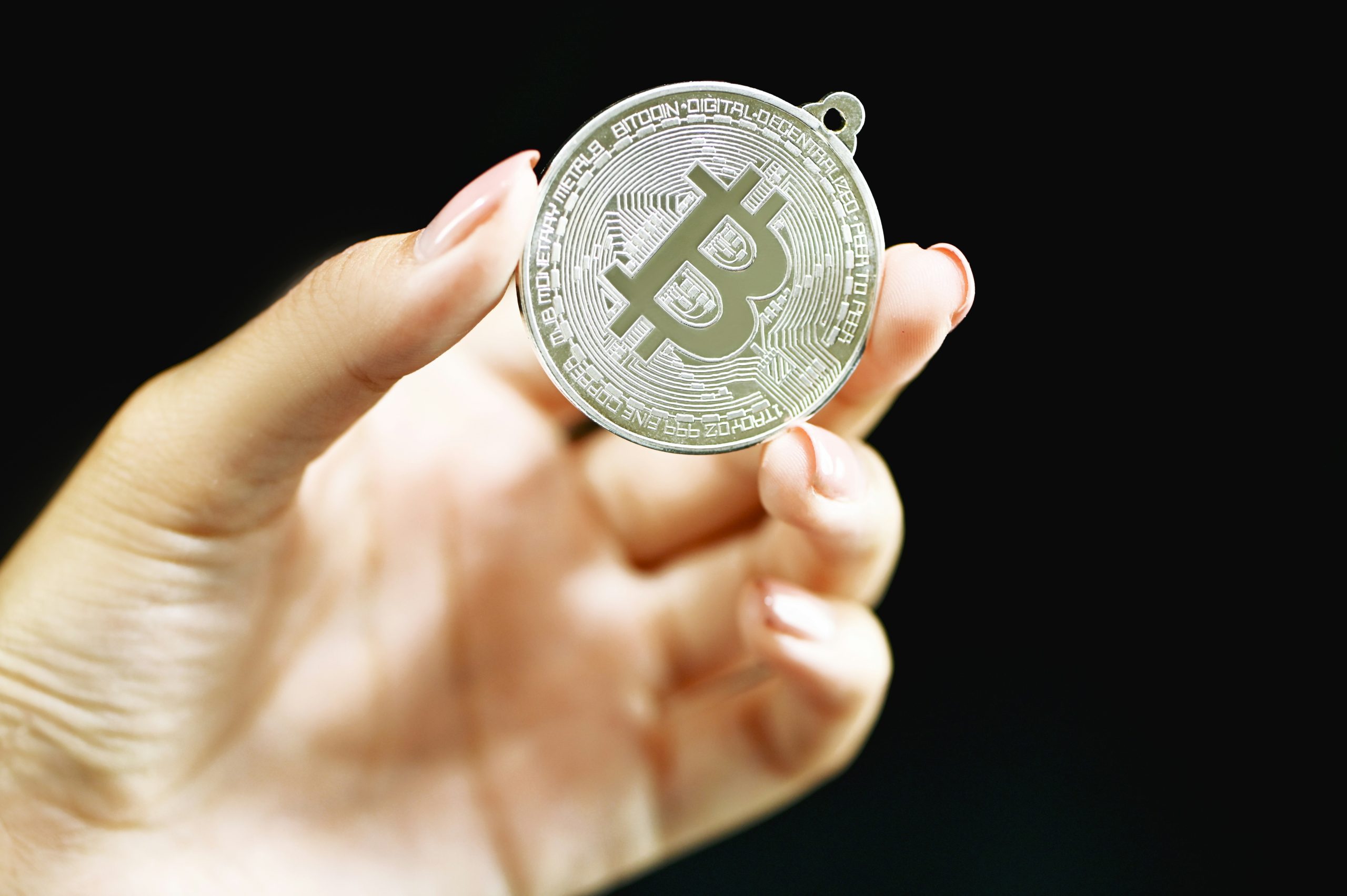 Hình ảnh một đồng Bitcoin vật lý tượng trưng cho khái niệm tiền điện tử và công nghệ blockchain phi tập trung.