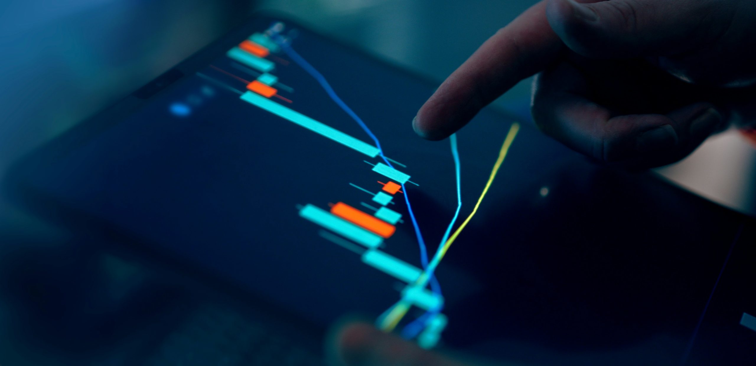 Người đang thực hiện quản lý rủi ro tài chính trên máy tính, với biểu đồ rủi ro và lợi nhuận, minh họa tầm quan trọng của chiến lược đầu tư.