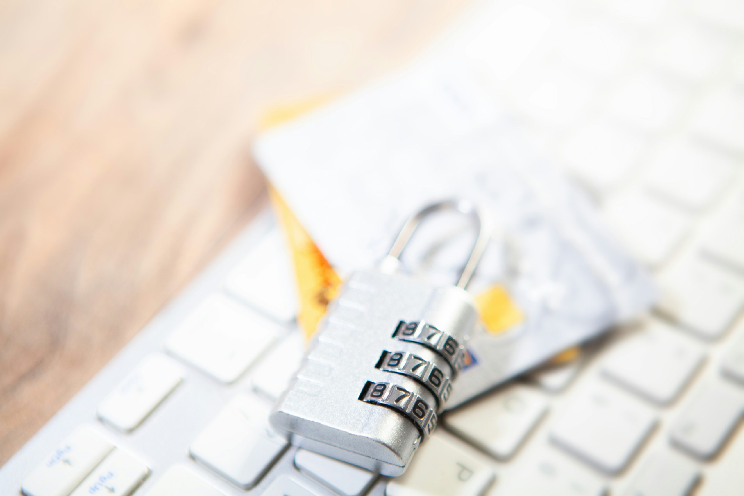 Biểu tượng ổ khóa trên màn hình giao diện sàn giao dịch tiền điện tử, tượng trưng cho tầm quan trọng của việc chọn sàn giao dịch uy tín và bảo mật để bảo vệ tài sản.