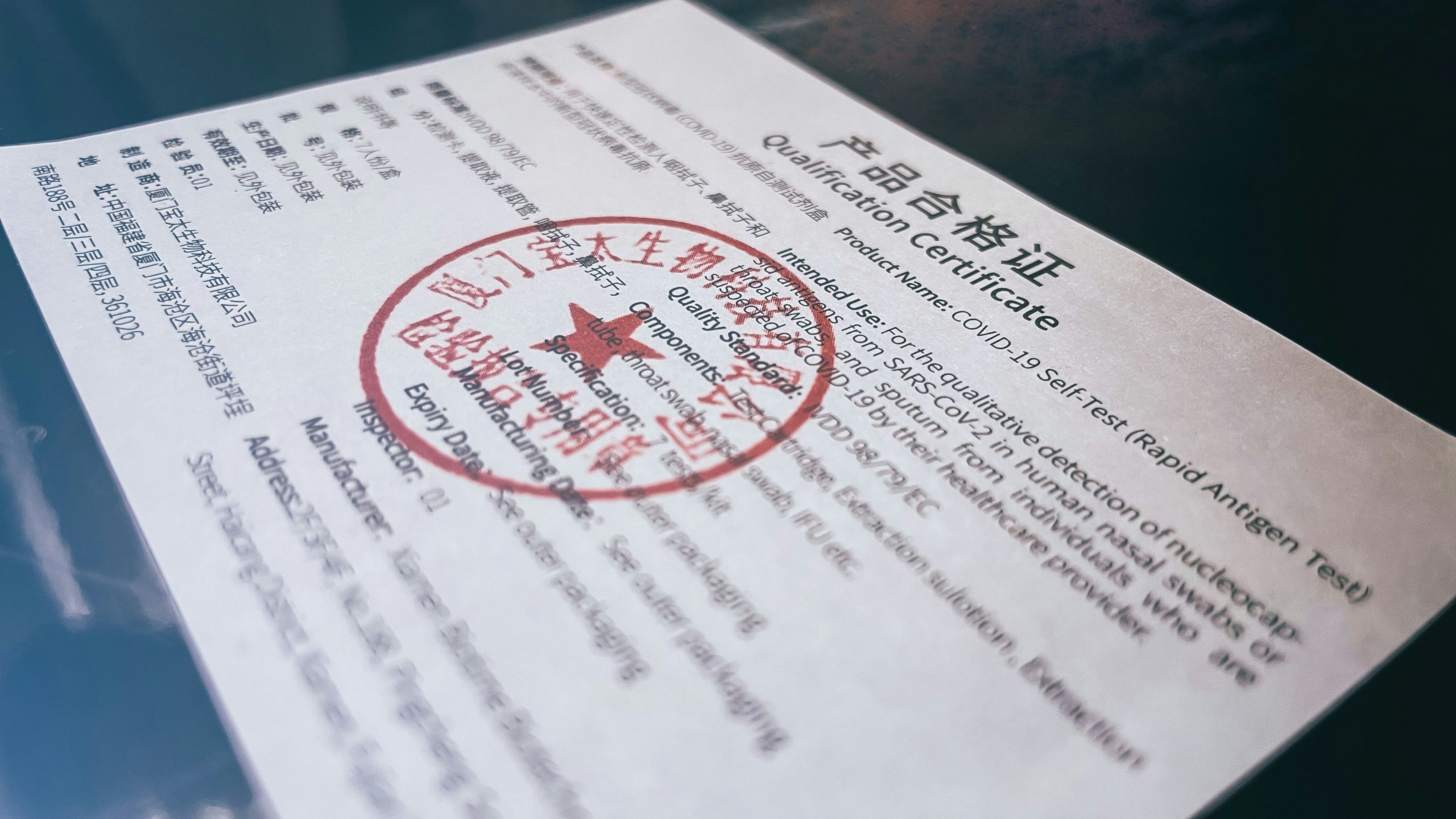 Hình ảnh cận cảnh các con dấu tài chính trên tài liệu, tượng trưng cho giấy phép và sự quản lý chặt chẽ của các tổ chức tài chính quốc tế đối với sàn Forex.