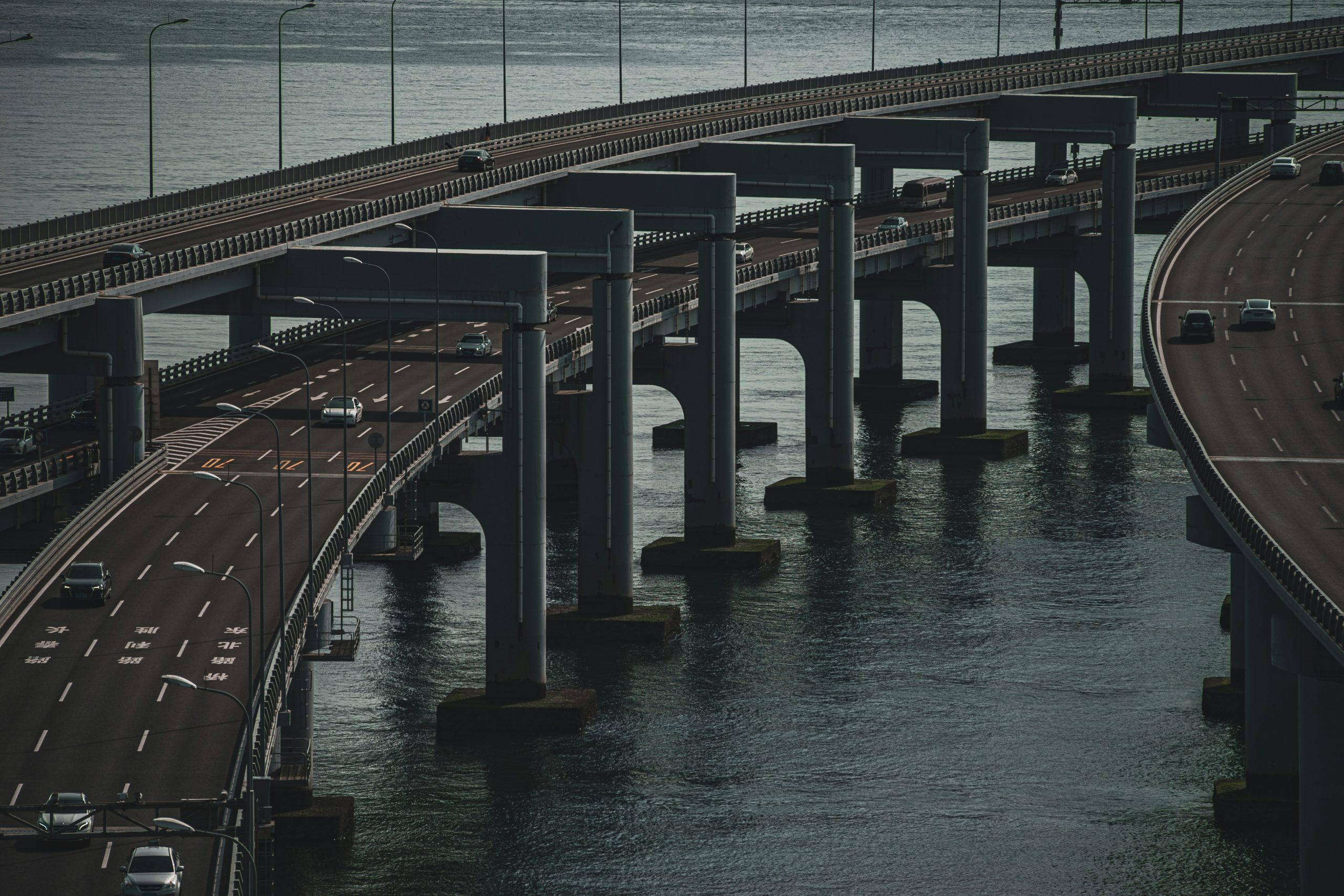 Hình ảnh cây cầu tượng trưng cho vai trò của sàn giao dịch Forex kết nối nhà đầu tư cá nhân với thị trường liên ngân hàng toàn cầu.