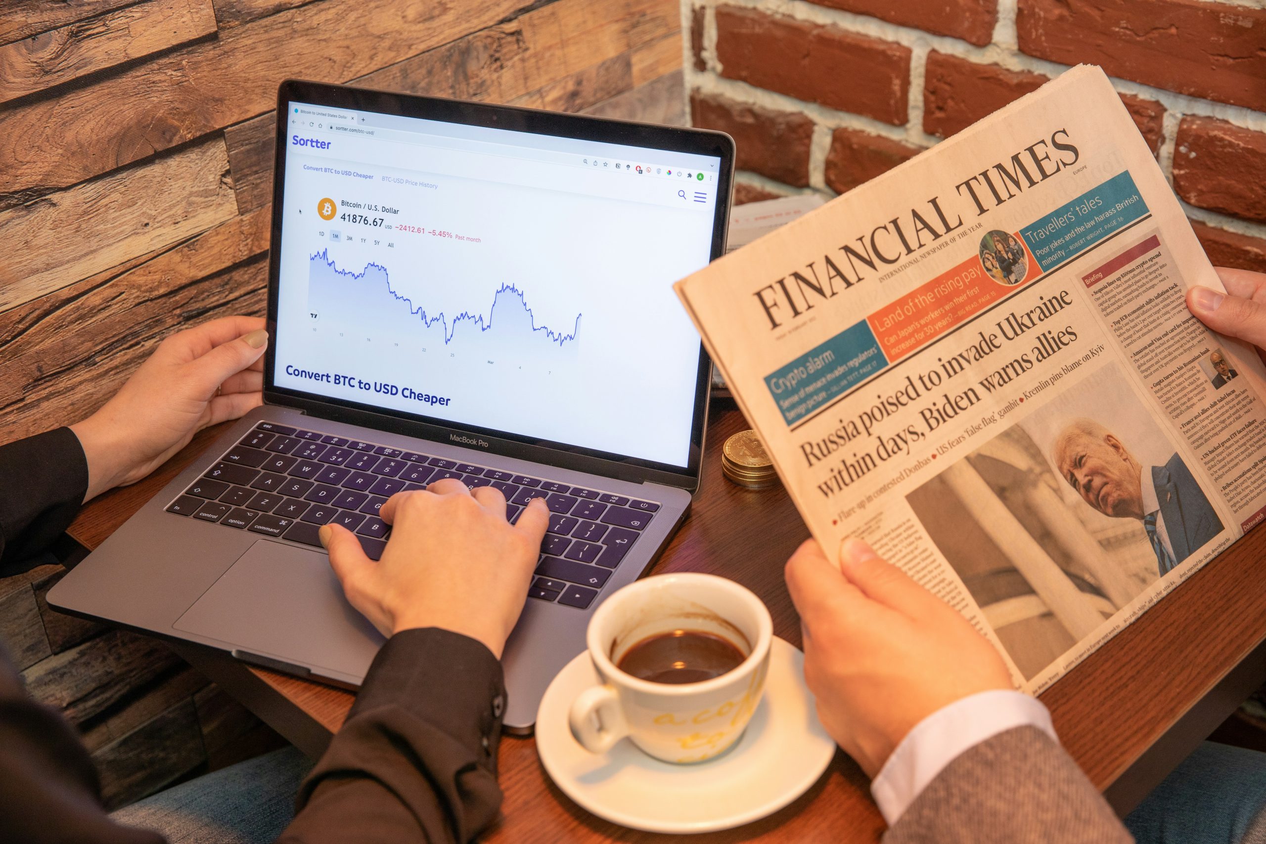 Một người đang tập trung nghiên cứu các biểu đồ tài chính và dữ liệu trên màn hình máy tính, xung quanh là sách và ghi chú, tượng trưng cho việc tự bảo vệ mình bằng kiến thức.