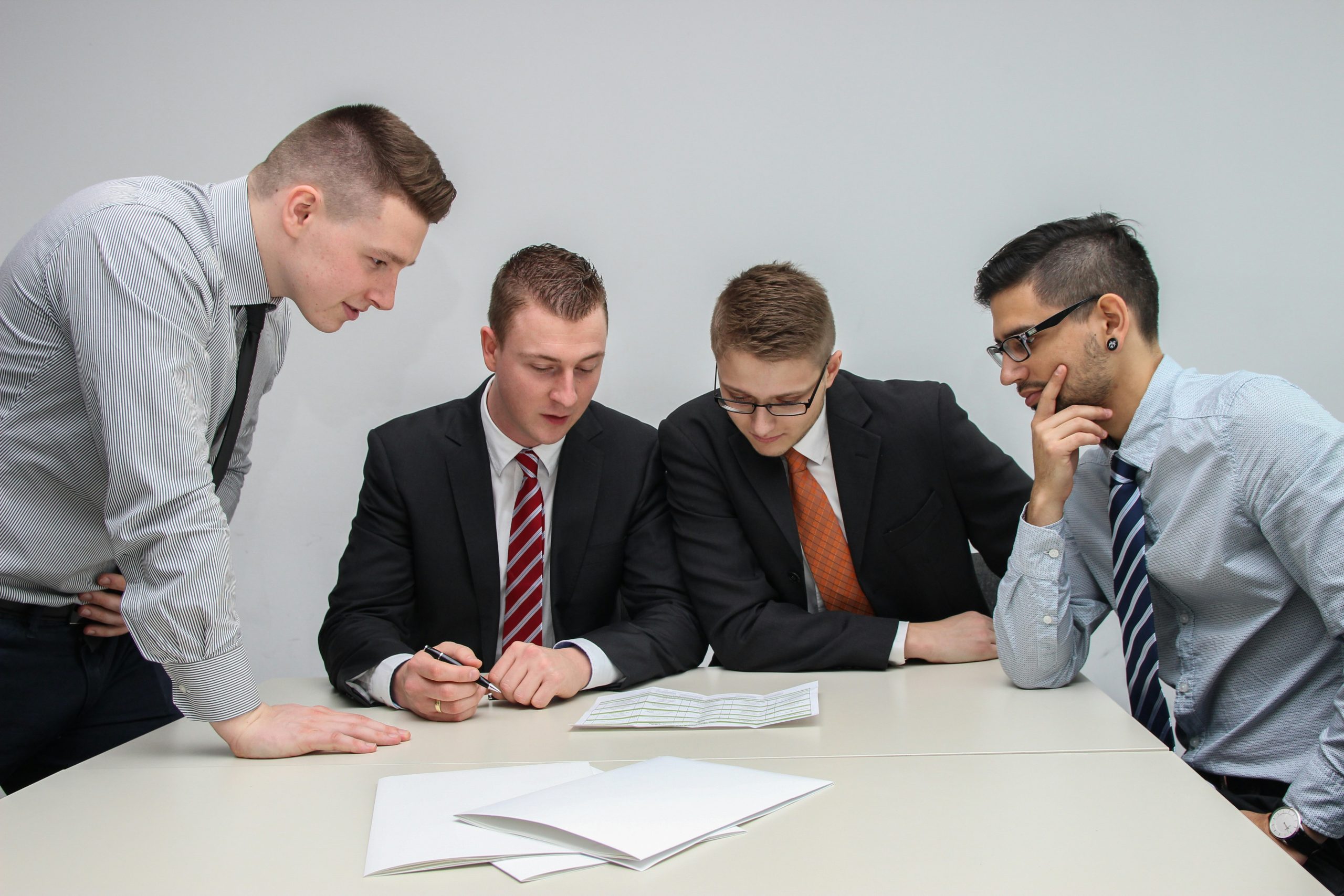 Các chuyên gia đang cùng nhau thẩm định pháp lý bất động sản, xem xét thông tin từ nhiều nguồn để đưa ra quyết định giao dịch an toàn và sáng suốt.