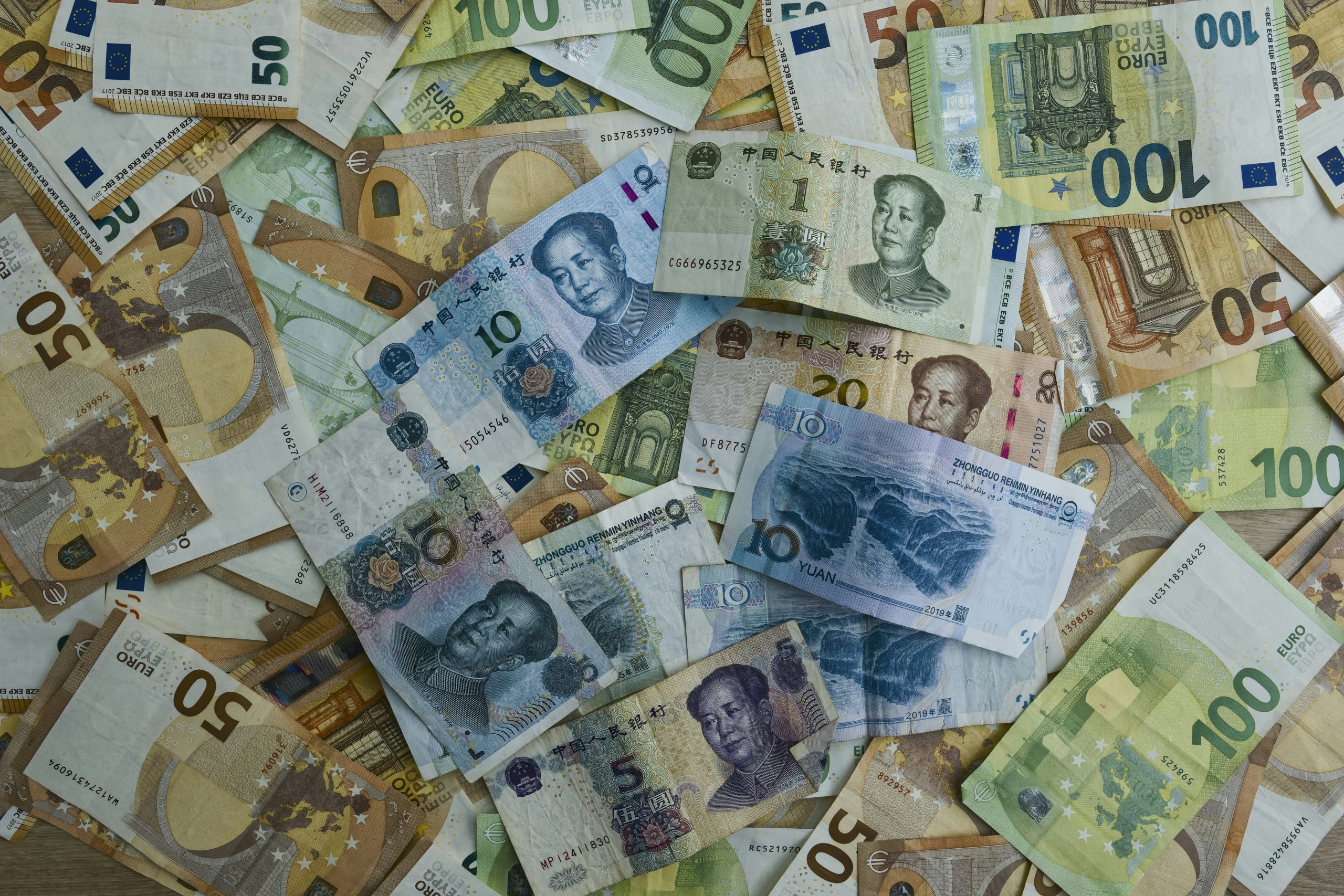 Bản đồ thế giới với các biểu tượng tiền tệ và đường kết nối, tượng trưng cho thị trường ngoại hối toàn cầu và vai trò của nó trong thương mại quốc tế.