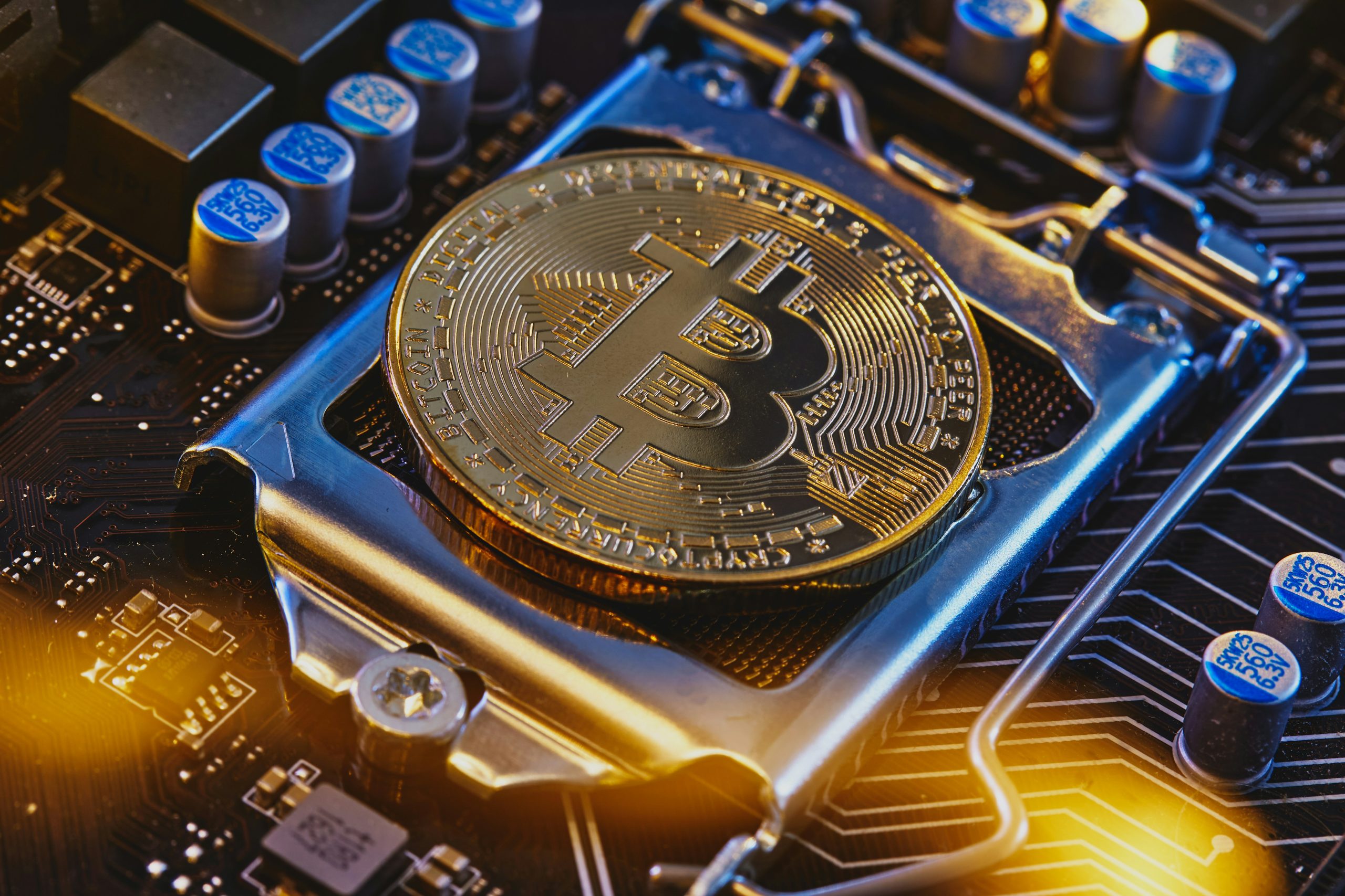 Thiết bị khai thác Bitcoin minh họa cơ chế Halving làm giảm nguồn cung Bitcoin mới ra thị trường, ảnh hưởng đến giá cả theo quy luật cung cầu.