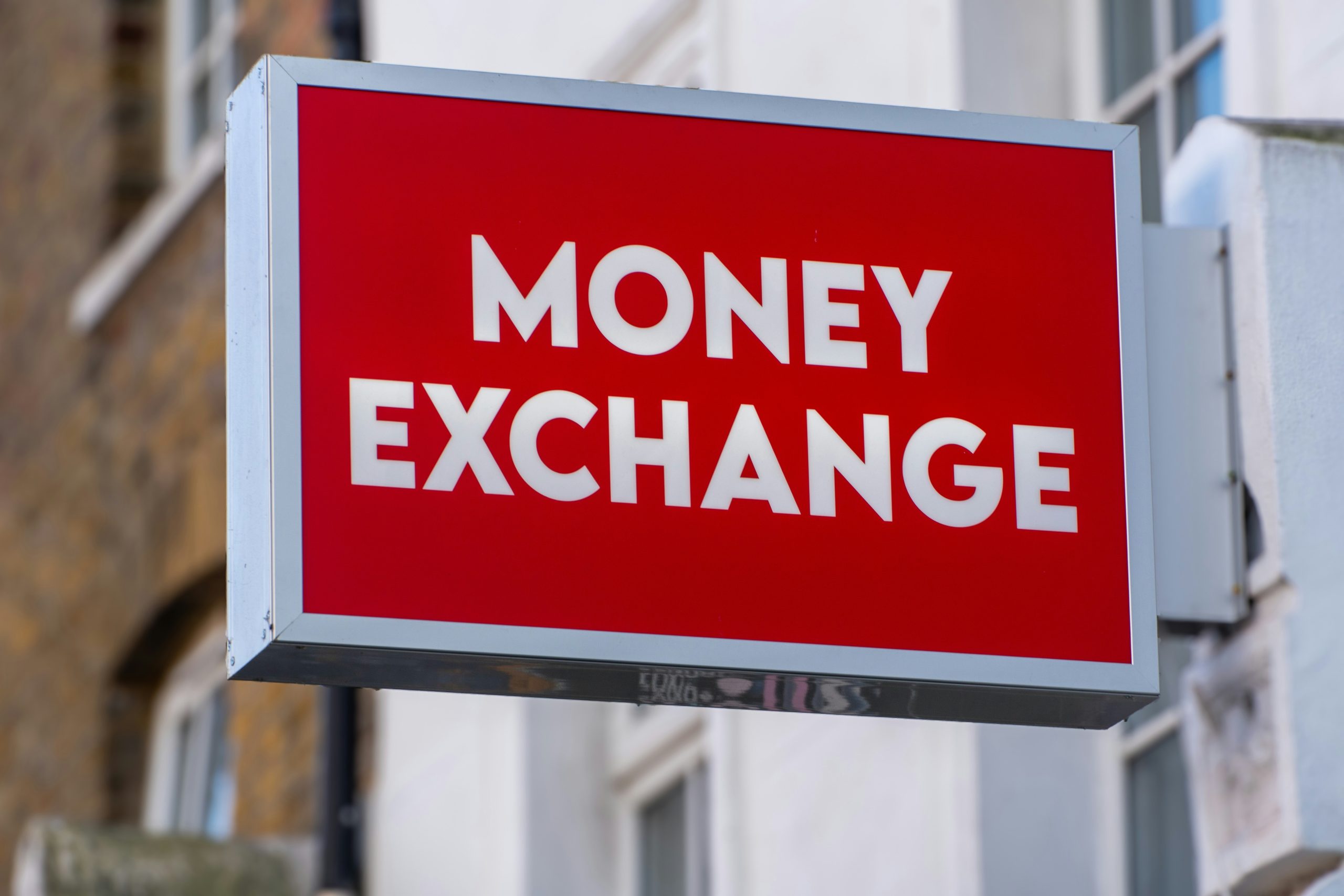 Bản đồ thế giới với các đường kết nối, tượng trưng cho thị trường Forex toàn cầu và sự trao đổi tiền tệ liên tục.