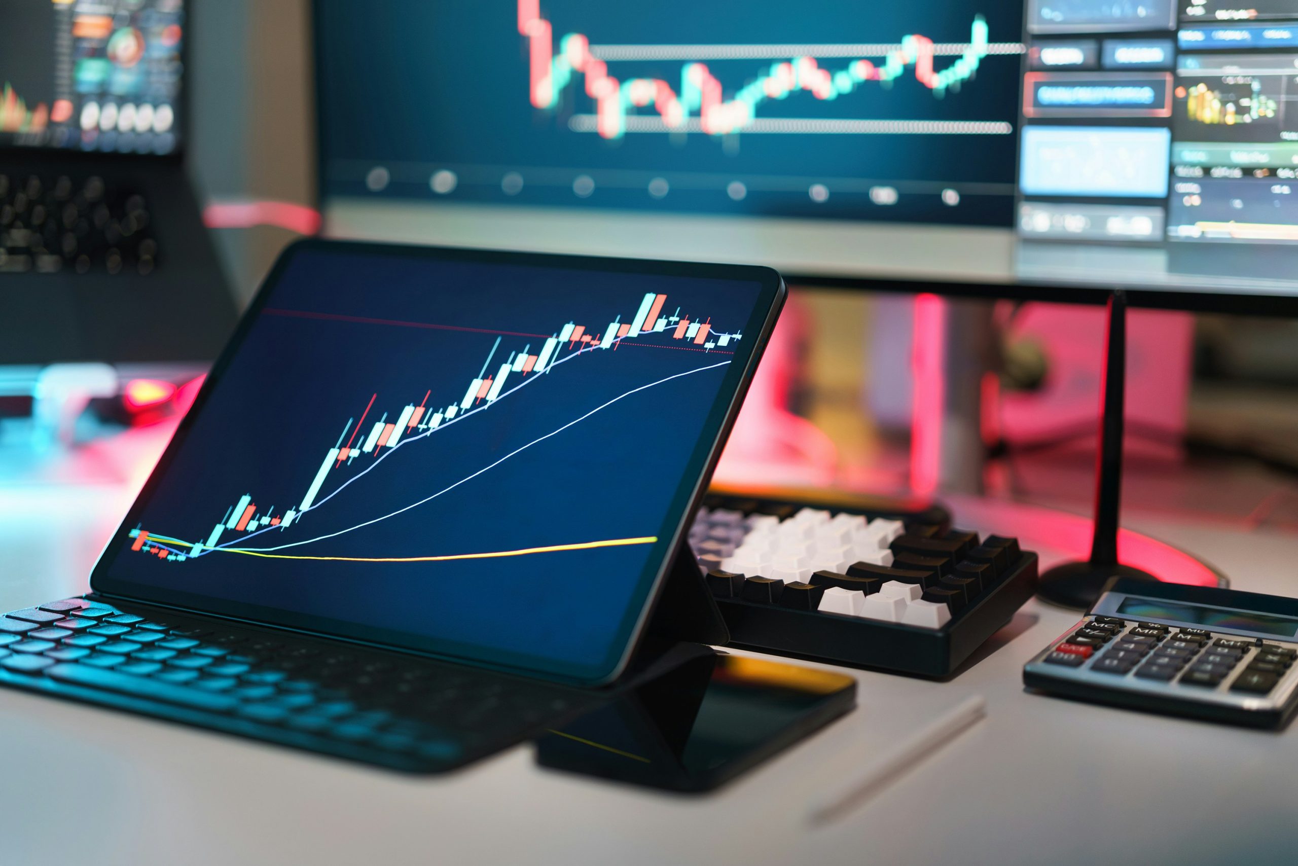 Bảng trắng hiển thị các biểu đồ và sơ đồ chiến lược giao dịch Forex, minh họa những phương pháp đơn giản nhưng hiệu quả.