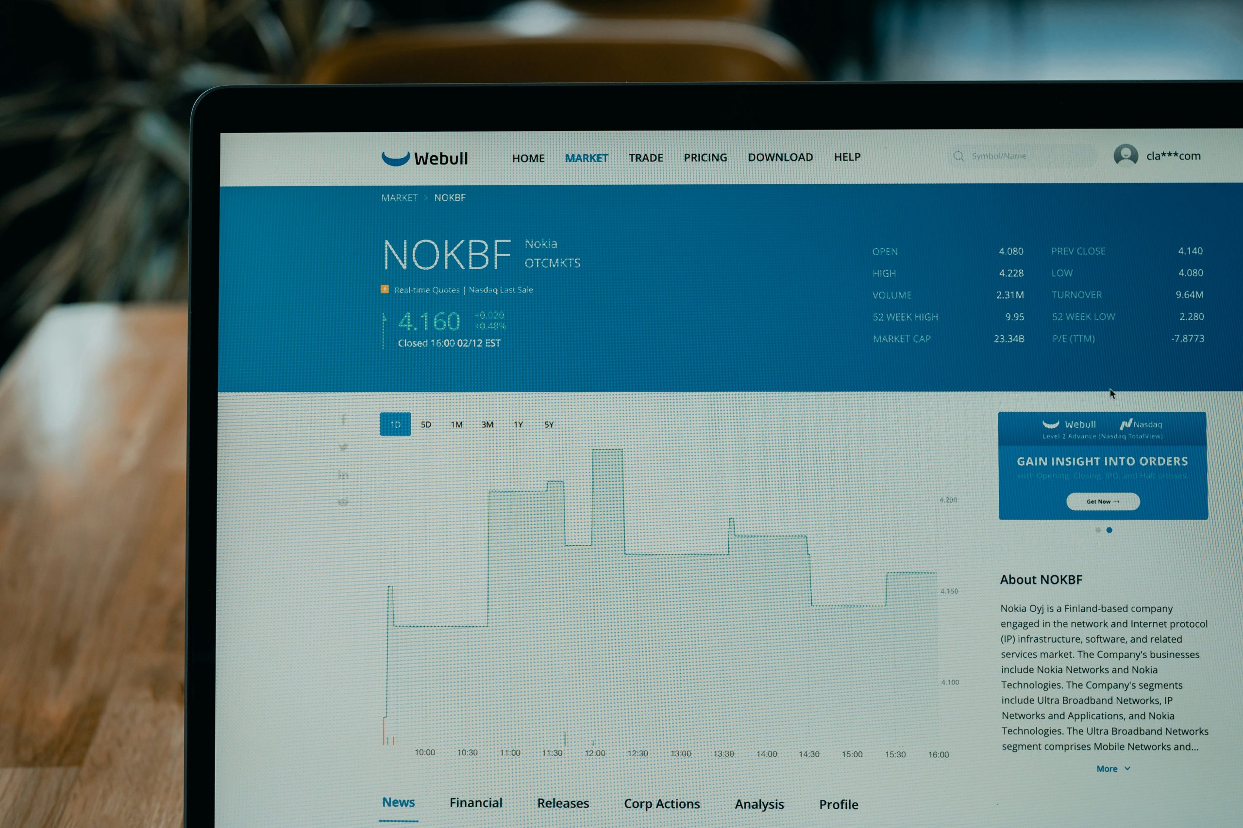 Một người đang so sánh các sàn giao dịch Forex trực tuyến, tìm kiếm thông tin về giấy phép và đánh giá để chọn sàn uy tín.