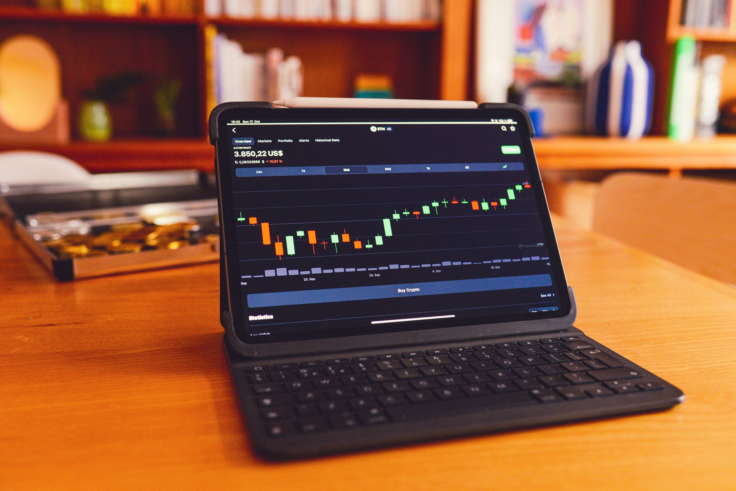 Người dùng đang thiết lập tài khoản giao dịch Forex trên máy tính bảng, với một ít tiền tượng trưng cho vốn nhỏ ban đầu.