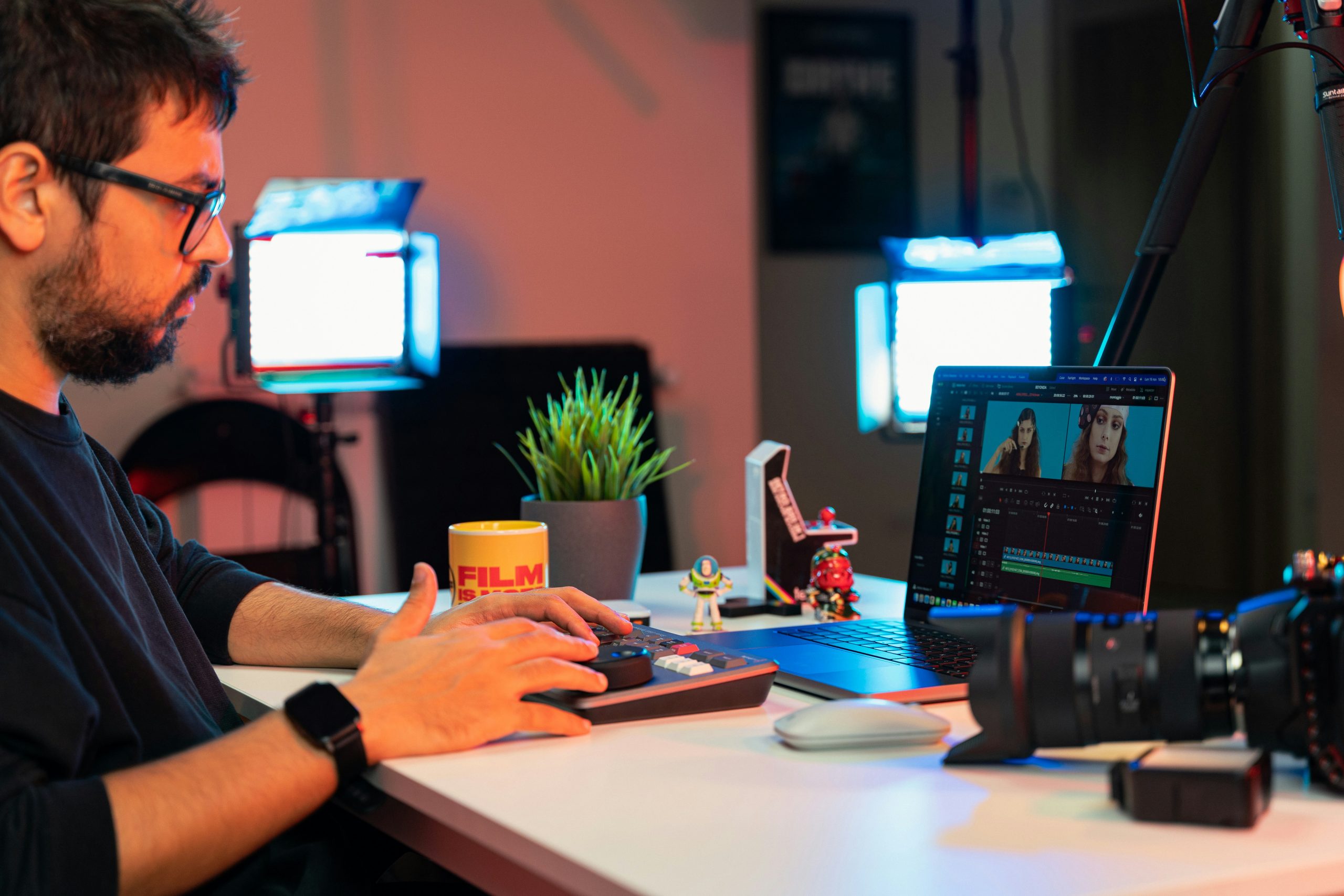 Người đang tạo nội dung số, thể hiện việc tận dụng kỹ năng cá nhân để biến đam mê thành thu nhập trực tuyến.