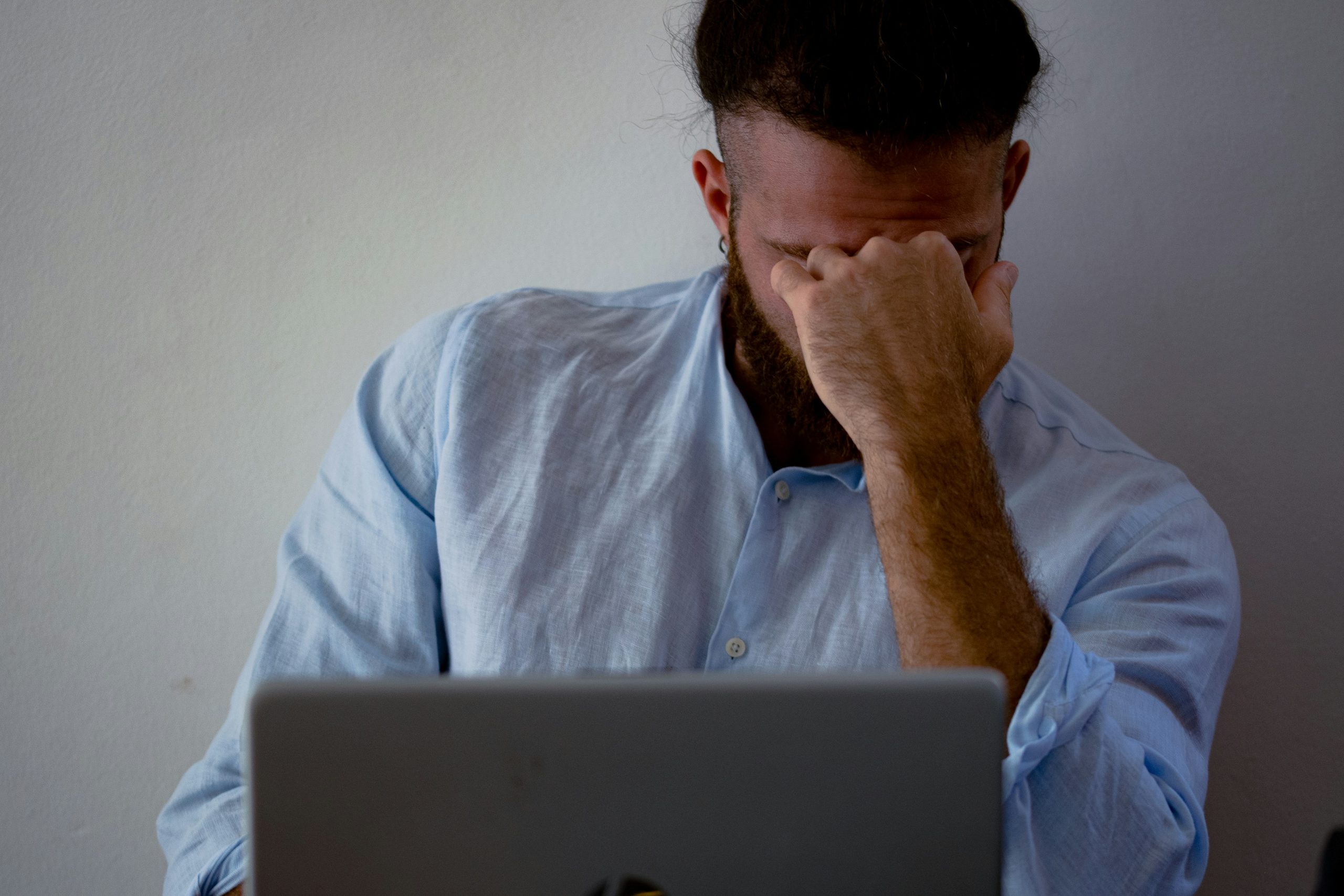 Người trẻ thất bại khi khởi nghiệp online, đối mặt với khó khăn và sự nản lòng khi thiếu kiến thức và chiến lược rõ ràng.