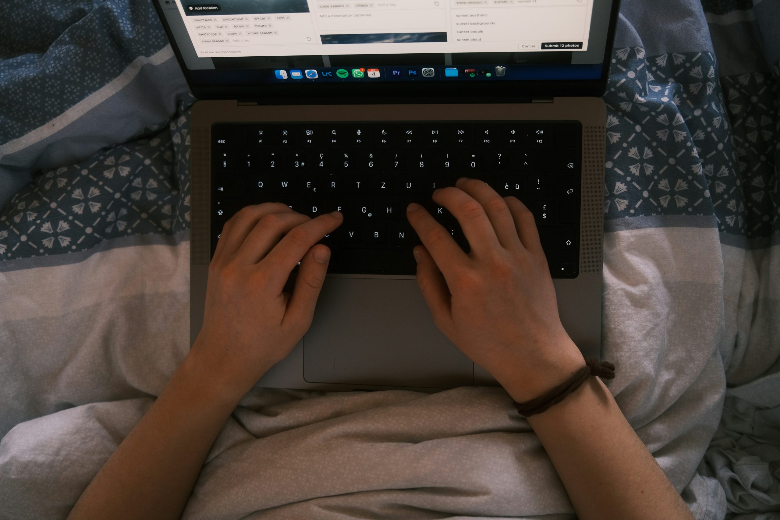 Bàn tay đang gõ phím máy tính, thể hiện công việc viết nội dung hoặc dịch thuật online, phát triển kỹ năng ngôn ngữ.