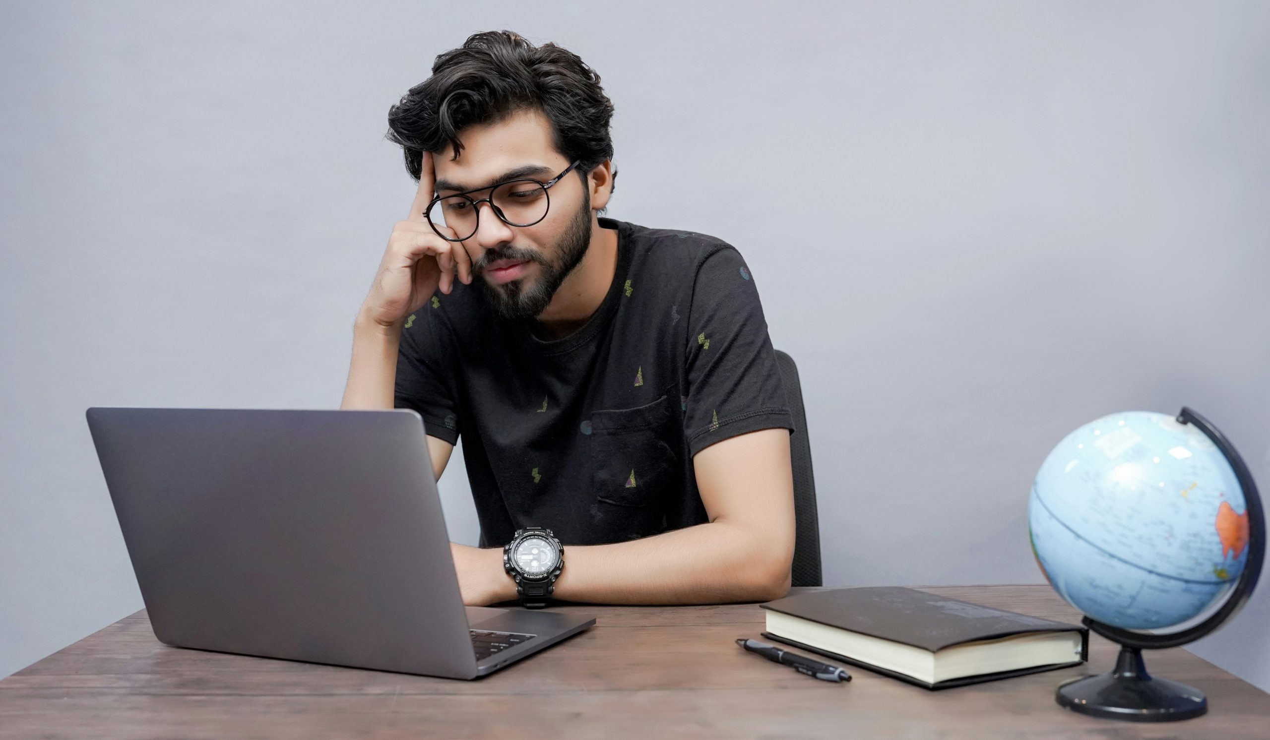 Sinh viên làm việc tự do (freelance) từ ký túc xá, kết nối với các dự án và khách hàng trên toàn cầu qua internet.